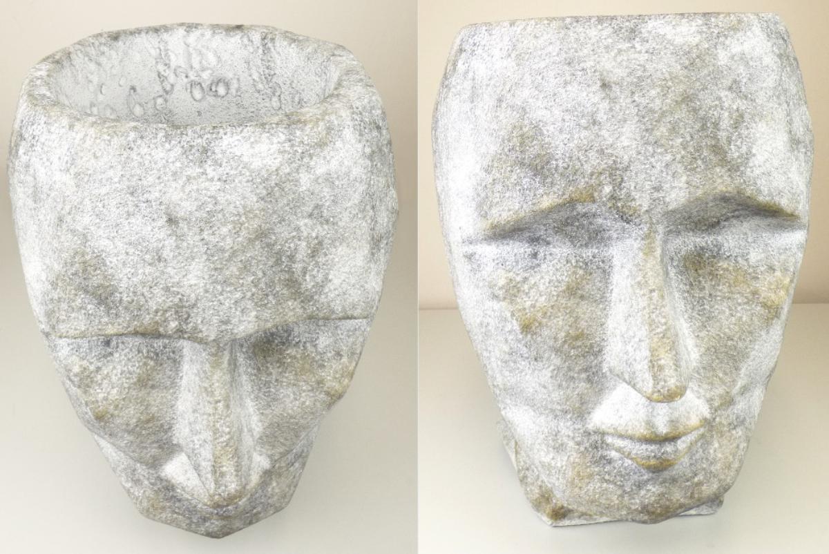 Angaben:
Pflanztopf (Kopf) aus Cellulosezement oder dergleichen (Magnesia /Poly); für den Außenbereich, im Freien verwendbar.

Warenbeschaffenheit:
Pflanztopf in Form eines stilisierten Kopfes, mit Vertiefung zum Bepflanzen; grau-weiße Masse, mit Fasern durchzogen.

Befund:
Waren aus Asbestzement, Cellulosezement oder dergleichen, keinen Asbest enthaltend.