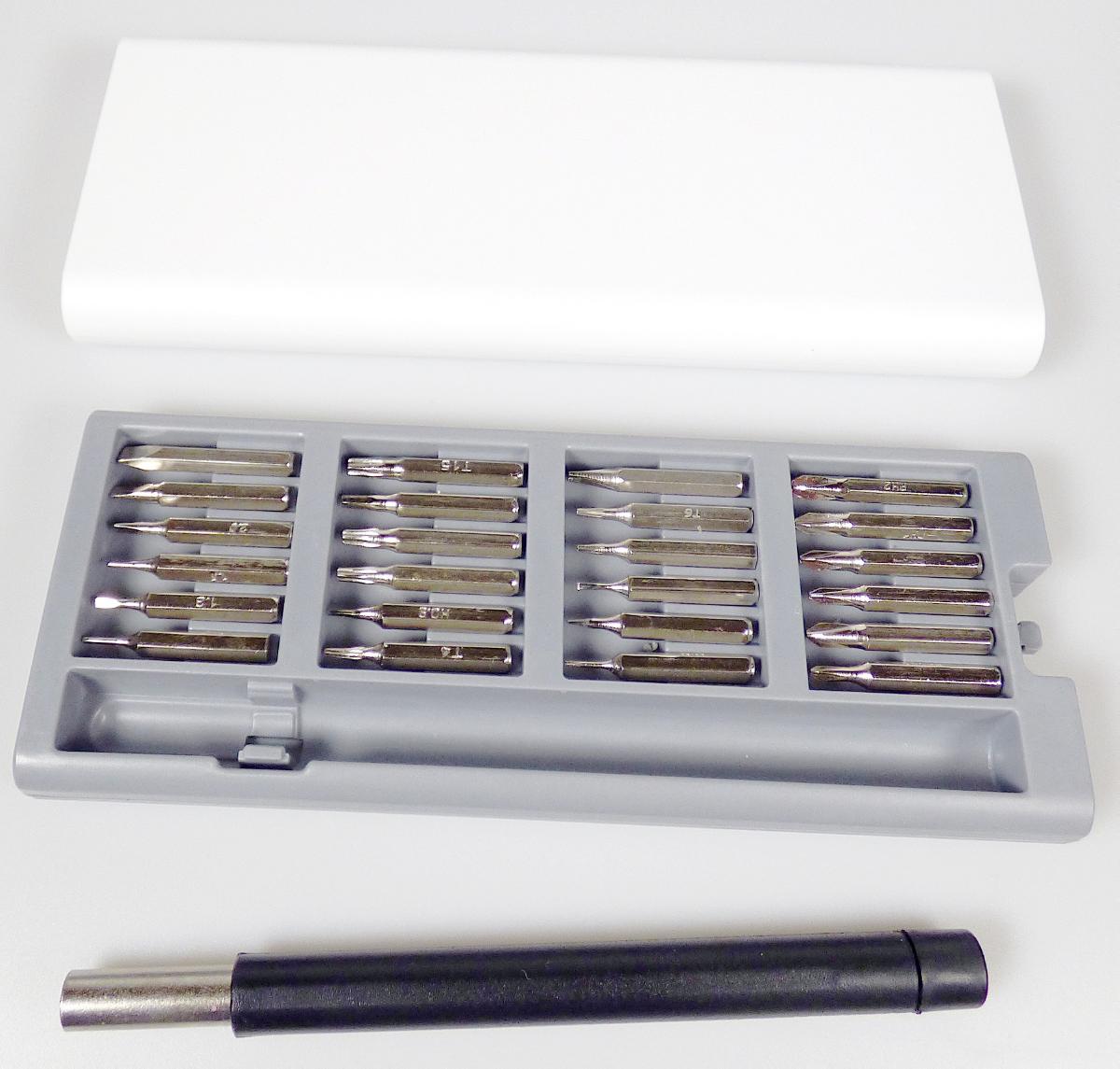 "24-teiliges Schraubendreher-Set";

Warenzusammenstellung in Aufmachung für den Einzelverkauf, bestehend aus

- einem noch nicht zusammengesetzten Schraubendreher (charakterbestimmend), bestehend aus

- - einem zylindrischen Kunststoffgriff (Ø ca. 10 mm), am oberen Ende mit einem axial drehbaren Kunst-
     stoffkopf für die Einhandbedienung und am unteren Ende mit eingelassener Innensechskantauf-
     nahme aus unedlem Metall mit integriertem Magneten zum Halten der Bits versehen

- - einem auswechselbaren Schraubendrehereinsatz (Bit) aus unedlem Metall

- 23 weiteren Bits aus unedlem Metall (Schlitz-, Kreuzschlitz-, Inbus-, Innensechskantrund-, Stiftaus-
  drücker-, U-Gabelschlitzbit) in verschiedenen Größen

- geignet für Reparaturen an Elektrogeräten wie Kameras, Computer, Mobiltelefone, Drohnen, u.a.

- gemeinsam in einem speziell zur Aufnahme der o. g. Erzeugnisse gestalteten und zum dauernden
  Gebrauch geeigneten Kunststoffbox mit Push to Open-Schiebefach mit integrierten Magneten zum
  Halten der Bits aufgemacht

Abbildung siehe Anlage

Derartige Erzeugnisse gehören als "Handwerkzeuge (Schraubendreher) anderweit weder genannt noch
inbegriffen, mit arbeitendem Teil aus unedlem Metall“ zur Codenummer 8205 4000 00 0 des Zolltarifs.