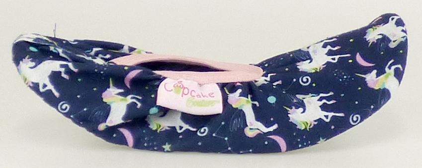 Ballerina, Größe 31, Foto siehe Anlage,
- mit Laufsohlen aus laut Antrag Kunststoff,
- mit Oberteil aus Spinnstoff [buntgewirkte Gewirke (Einhornmotiv)],
- im Bereich der Ferse mit einem Verstärkungsteil aus Spinnstoff und einer Anziehhilfe,
- an der Einschlupföffnung mit einer elastischen Randeinfassung aus Spinnstoff,
- seitlich mit einem angenähten Etikett mit einem Firmenlogo verziert,
- lassen aufgrund von Form, Schnitt, Aussehen und Material erkennen, dass sie für die Ausübung
  einer bestimmten Sportart (Turnen) gestaltet sind.

"Schuhe (Turnschuhe) mit Laufsohlen aus Kunststoff und Oberteil aus Spinnstoffen"