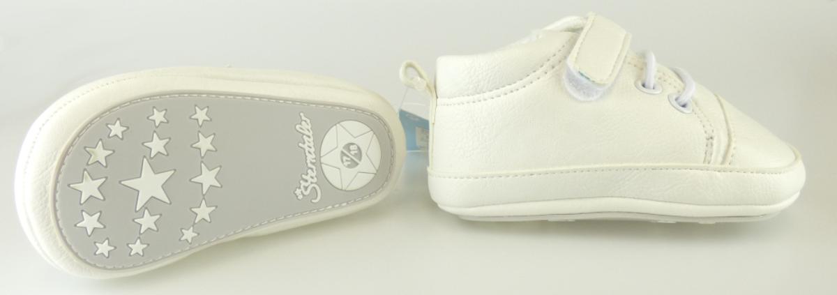 Stiefel (laut Antrag: "Babyschuh, Art. 2301823", Größe 17/18, Foto siehe Anlage)
- mit Laufsohlen aus (laut Antrag) Kunststoff,
- mit Oberteil aus Kunststoff (Spinnstoff mit einer mit bloßem Auge wahrnehmbaren Außenschicht
  aus Kunststoff),
- auf das Oberteil ist ein Verstärkungsteil aus Kunststoff aufgesetzt,
- über dem Spann mit einer elastischen Kordel und Klettverschluss,
- den Knöchel bedeckend,
- ohne Metallschutz in der Vorderkappe.

"Schuhe, andere als in der Position 6401 genannte, mit Laufsohlen und Oberteil aus Kunststoff,
 andere als in den Unterpositionen 6402 1210 bis 6402 2000 genannte, den Knöchel bedeckend,
 andere als in der Unterposition 6402 9110 genannte"