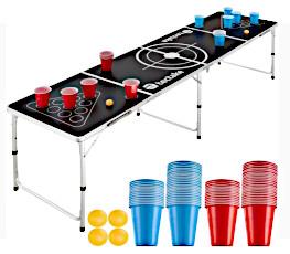 Durch Produktspezifikation veranschaulichter "Bierpongtisch Tijuana" in Form eines Gesellschaftsspiels für zwei Teams.
Es handelt sich um einen ca. 240 x 60 x 62-70 cm großen, zusammenklappbaren und höhenverstellbaren Aluminiumtisch mit Tragegriffen aus Kunststoff, der mit einer kunststoffbeschichteten MDF-Tischplatte ausgestattet ist. Die Tischplatte ist mit spezifischen Motiven bedruckt und als Spielfeld aufgemacht.
Zum Spiel gehören darüber hinaus sechs Spielbälle aus Kunststoff in der Art von Tischtennisbällen, 50 rote und 50 blaue Kunststoffbecher sowie eine Spiel- und Bedienungsanleitung. 

Das Erzeugnis stellt sich als ein Trinkspiel dar, bei dem pro Durchgang 22 Becher aus Kunststoff zunächst mit Bier (oder einem anderen Getränk) befüllt und dann in einer bestimmten, pyramidenartigen Anordnung (2 x 11) auf der Tischplatte aufgestellt werden. Durch abwechselndes Werfen der Spielbälle sollen Becher des gegnerischen Teams durch Treffer eleminiert werden.
Das Spiel erfolgt nach festen Regeln zwischen zwei Teams.
Gewinnendes Team ist, welches zuerst alle Becher des gegnerischen Teams mit einem Ball getroffen hat. Das Verliererteam muss die übrig gebliebenen Becher des eigenen und des gegnerischen Teams austrinken.

Zolltarifrechtlich handelt es sich um ein "Gesellschaftsspiel, anderes als in den Unterpositionen (KN) 9504 2000 bis 9504 9010 genannt".