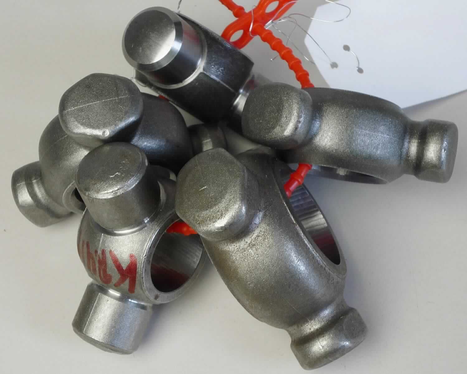 Tripodestern, sog. Spider, Foto siehe Anlage, laut Antrag:
- in Form eines spezifisch gefertigten, sternartigen Erzeugnisses aus unedlem Metall (lt. Antrag: Stahl),
- mit einem Außendurchmesser von ca. 60 mm und einer Höhe von ca. 20 mm, 
- außen mit drei Nocken zur Aufnahme von sog. Laufrollen (Nadellager - greifen in die Laufbahnen der
  Tripodeglocke (Tulpe)) versehen, 
- innen mit einer zentrischen Öffnung (Durchmesser ca. 25 mm) zur Aufnahme der Welle,
- (lt. Antrag) unfertig (u. a. ist die Innenverzahnung zur Aufnahme der Welle noch nicht gefräst, weist jedoch
  im vorliegenden Zustand bereits die wesentlichen Beschaffenheitsmerkmale der fertigen Ware auf),
- wird (im fertigen Zustand) gemeinsam mit Verschlusskappe, drei Laufrollen, Scheibe und Tripodeglocke in 
  Gleichlauf-Verschiebegelenken (Tripodegelenke) von seitlichen Antriebswellen (Achs- oder Seitenwellen) 
  von Personenkraftwagen verbaut,
- dient als Bestandteil des Gleichlaufgelenkes der gleichförmigen Übertragung der Drehbewegung auch bei
  größeren Beugungswinkeln,
- (laut Antrag) zur industriellen Montage von Kraftfahrzeugen der Position 8703 bestimmt,
- aufgrund der objektiven Merkmale (u. a. Form und Abmessungen) erkennbar hauptsächlich für Kraft-
  fahrzeuge des Kapitels 87 bestimmt.

"Teil eines Kraftfahrzeuges der Position 8703 (Tripodestern), Teil einer Triebachse mit Differenzial,
 für die industrielle Montage von Kraftfahrzeugen der Position 8703"

"Die Anwendung des nichtpräferentiellen Zollsatzes aufgrund der Endverwendung und die Einreihung
in die oben angegebene Unterposition des Zolltarifs stehen unter dem Vorbehalt der Vorlage der
erforderlichen Bescheinigung"