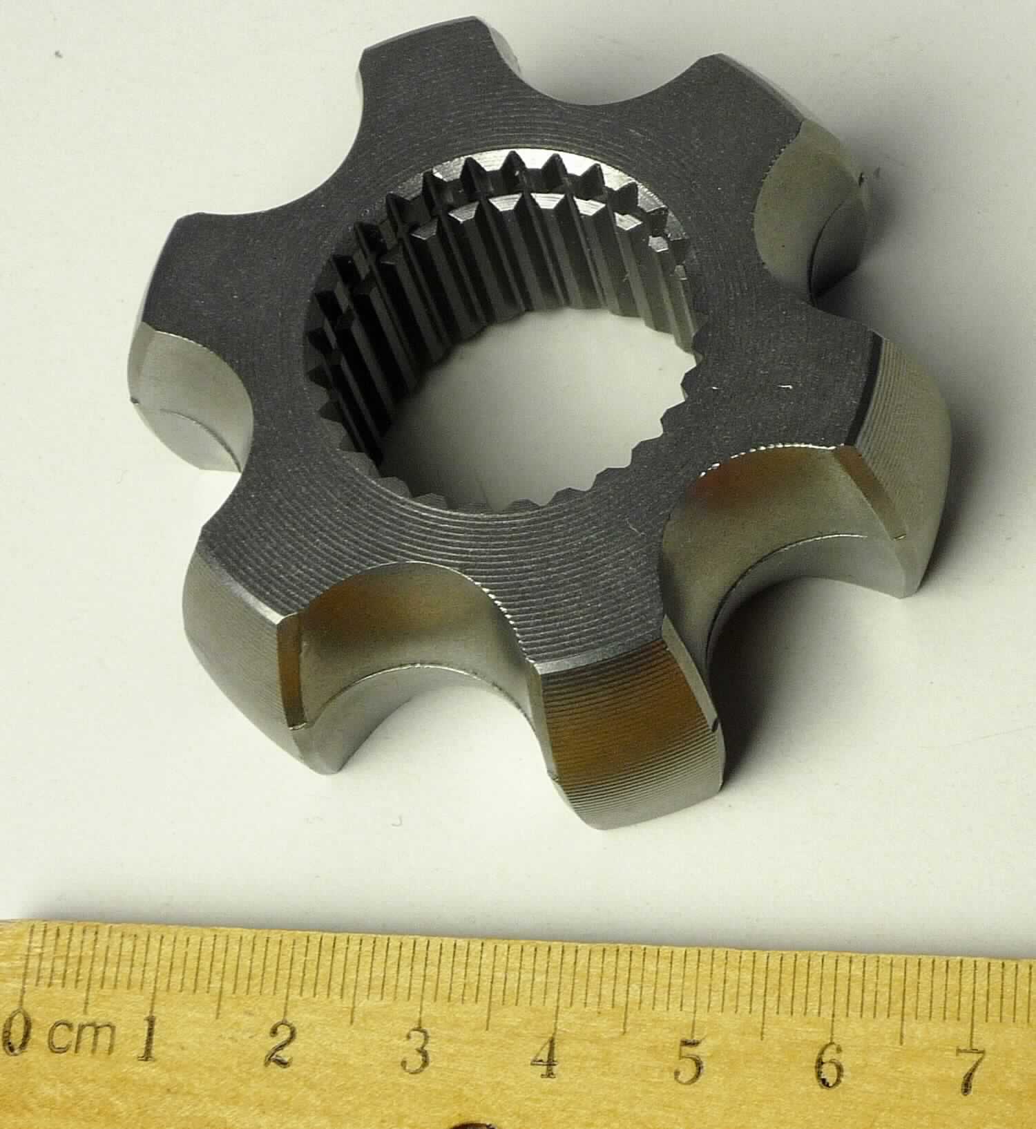 Kugelstern, sog. Stern, teilbearbeitet, Foto siehe Anlage, laut Antrag:
- in Form eines spezifisch gefertigten, sternartigen, auf der Außenseite teilweise gerillten Erzeugnisses aus 
  unedlem Metall (lt. Antrag: Stahl),
- mit einem Außendurchmesser von ca. 60 mm und einer Höhe von ca. 25 mm, 
- außen mit sechs halbkreisförmigen Aussparungen (sog. Kugelbahnen) versehen,
- innen mit einer zentrischen Öffnung (Durchmesser ca. 30 mm) mit gerader Mitnahmeverzahnung und 
  umlaufender Führungsnut zur Aufnahme der Welle,
- (lt. Antrag) unfertig, da u.a. noch spanabhebende Oberflächenbearbeitungen im Bereich der Kugelbahnen 
  durchgeführt werden; weist jedoch im vorliegenden Zustand bereits die wesentlichen Beschaffenheits-
  merkmale der fertigen Ware auf,
- wird (im fertigen Zustand) gemeinsam mit Kugelschale, Kugelkäfig und sechs Kugeln in Gleichlaufgelenken 
  (homokinetische Gelenke) von seitlichen Antriebswellen (Achs- oder Seitenwellen) von Personenkraftwagen 
  verbaut,
- dient als Bestandteil des Gleichlaufgelenkes der gleichförmigen Übertragung der Drehbewegung auch bei
  größeren Beugungswinkeln,
- (laut Antrag) zur industriellen Montage von Kraftfahrzeugen der Position 8703 bestimmt,
- aufgrund der objektiven Merkmale (u. a. Form und Abmessungen) erkennbar hauptsächlich für Kraft-
  fahrzeuge des Kapitels 87 bestimmt,
- keine Einreihung in die Position 8483, da sich die Ware nicht als Teil eines Motors, sondern als Teil der 
  seitlichen Antriebswelle darstellt.

"Teil eines Kraftfahrzeuges der Position 8703 (Kugelstern), Teil einer Triebachse mit Differenzial,
 für die industrielle Montage von Kraftfahrzeugen der Position 8703"

"Die Anwendung des nichtpräferentiellen Zollsatzes aufgrund der Endverwendung und die Einreihung
in die oben angegebene Unterposition des Zolltarifs stehen unter dem Vorbehalt der Vorlage der
erforderlichen Bescheinigung"