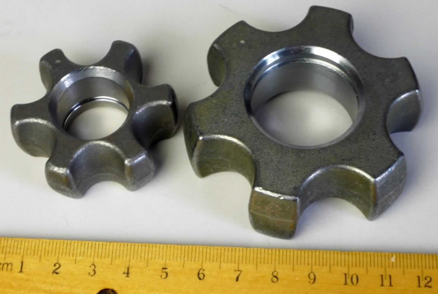 Kugelstern, sog. Stern, Rohling, Foto siehe Anlage, laut Antrag:
- in Form eines spezifisch gefertigten, sternartigen Erzeugnisses aus unedlem Metall (lt. Antrag: Stahl),
- mit einem Außendurchmesser von ca. 47 mm bis 68 mm und einer Höhe von ca. 20 mm bis 23 mm, 
- außen mit sechs halbkreisförmigen Aussparungen (sog. Kugelbahnen) versehen,
- innen mit einer zentrischen Öffnung (Durchmesser ca. 24 mm bis 35 mm) zur Aufnahme der Welle,
- (lt. Antrag) unfertig (u. a. ist die Innenverzahnung zur Aufnahme der Welle noch nicht gefräst, weist jedoch
  im vorliegenden Zustand bereits die wesentlichen Beschaffenheitsmerkmale der fertigen Ware auf),
- wird (im fertigen Zustand) gemeinsam mit Kugelschale, Kugelkäfig und sechs Kugeln in Gleichlaufgelenken 
  (homokinetische Gelenke) von seitlichen Antriebswellen (Achs- oder Seitenwellen) von Personenkraftwagen 
  verbaut,
- dient als Bestandteil des Gleichlaufgelenkes der gleichförmigen Übertragung der Drehbewegung auch bei
  größeren Beugungswinkeln,
- (laut Antrag) zur industriellen Montage von Kraftfahrzeugen der Position 8703 bestimmt,
- aufgrund der objektiven Merkmale (u. a. Form und Abmessungen) erkennbar hauptsächlich für Kraft-
  fahrzeuge des Kapitels 87 bestimmt,
- keine Einreihung in die Position 8483, da sich die Ware nicht als Teil eines Motors, sondern als Teil der 
  seitlichen Antriebswelle darstellt.

"Teil eines Kraftfahrzeuges der Position 8703 (Kugelstern), Teil einer Triebachse mit Differenzial,
 für die industrielle Montage von Kraftfahrzeugen der Position 8703"

"Die Anwendung des nichtpräferentiellen Zollsatzes aufgrund der Endverwendung und die Einreihung
in die oben angegebene Unterposition des Zolltarifs stehen unter dem Vorbehalt der Vorlage der
erforderlichen Bescheinigung"