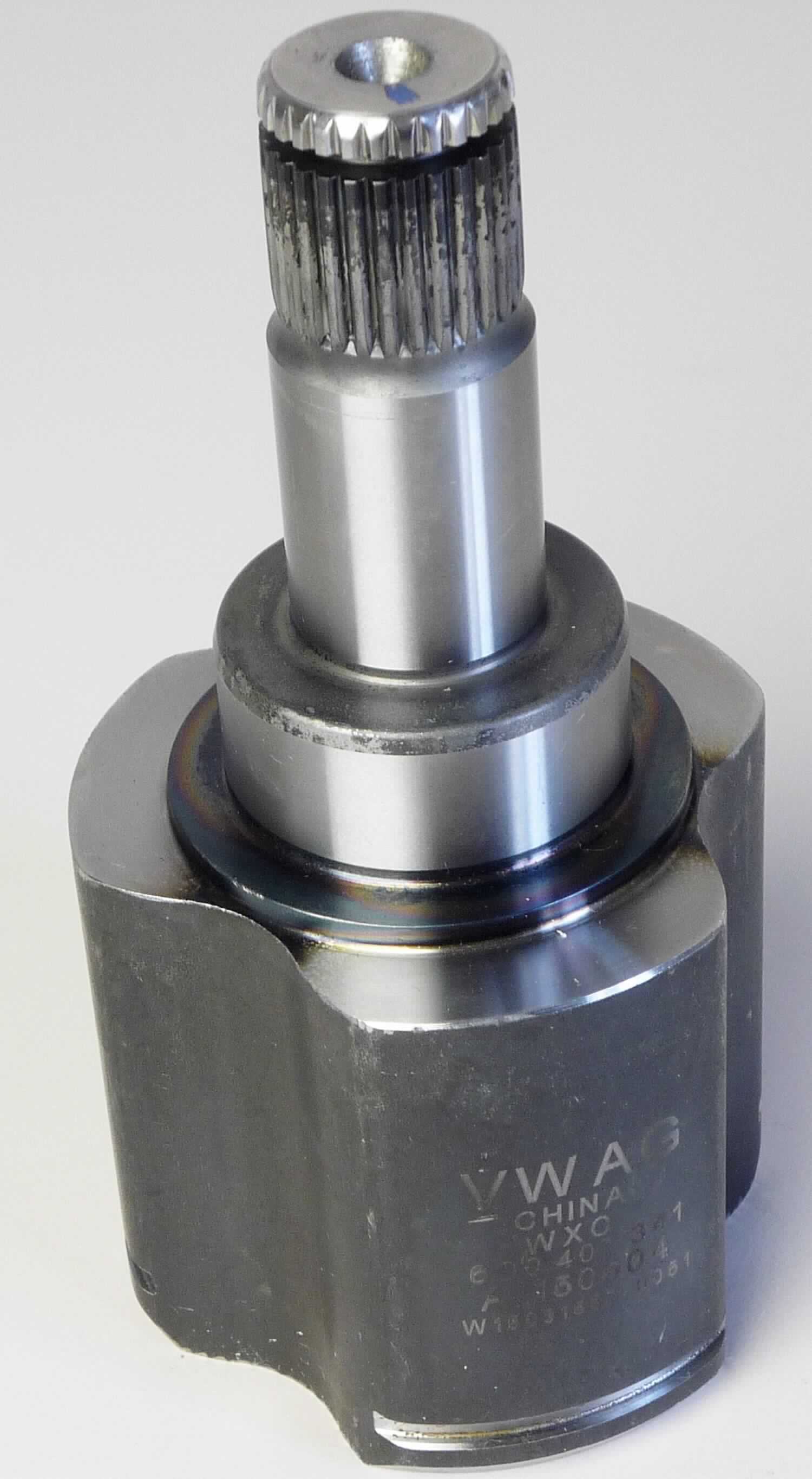 Tripodeglocke, sog. Innengelenk, Foto siehe Anlage, laut Antrag:
- in Form eines spezifisch gefertigten, glockenartigen Gehäuses aus unedlem Metall (lt. Antrag: Stahl),
- mit einem maximalen Außendurchmesser von ca. 70 mm und einer Höhe von ca. 140 mm,
- achsgetriebeseitig zu einem, mit einer Verzahnung versehenen Wellenstumpf (Durchmesser: ca. 27 mm) 
  ausgearbeitet,
- innen mit drei Laufbahnen zur Aufnahme des mit drei Laufrollen ausgestatteten Tripodesterns versehen,
- wird gemeinsam mit Verschlusskappe, Tripodestern, drei Laufrollen und Scheibe in Gleichlauf-Verschiebe-
  gelenken (Tripodegelenke) von seitlichen Antriebswellen (Achs- oder Seitenwellen) von Personenkraftwagen
  verbaut,
- dient als Bestandteil des Gleichlaufgelenkes der gleichförmigen Übertragung der Drehbewegung auch bei
  größeren Beugungswinkeln,
- (laut Antrag) zur industriellen Montage von Kraftfahrzeugen der Position 8703 bestimmt,
- aufgrund der objektiven Merkmale (u. a. Form und Abmessungen) erkennbar hauptsächlich für Kraft-
  fahrzeuge des Kapitels 87 bestimmt.

"Teil eines Kraftfahrzeuges der Position 8703 (Tripodeglocke), Teil einer Triebachse mit Differenzial,
 für die industrielle Montage von Kraftfahrzeugen der Position 8703"

"Die Anwendung des nichtpräferentiellen Zollsatzes aufgrund der Endverwendung und die Einreihung
in die oben angegebene Unterposition des Zolltarifs stehen unter dem Vorbehalt der Vorlage der
erforderlichen Bescheinigung"