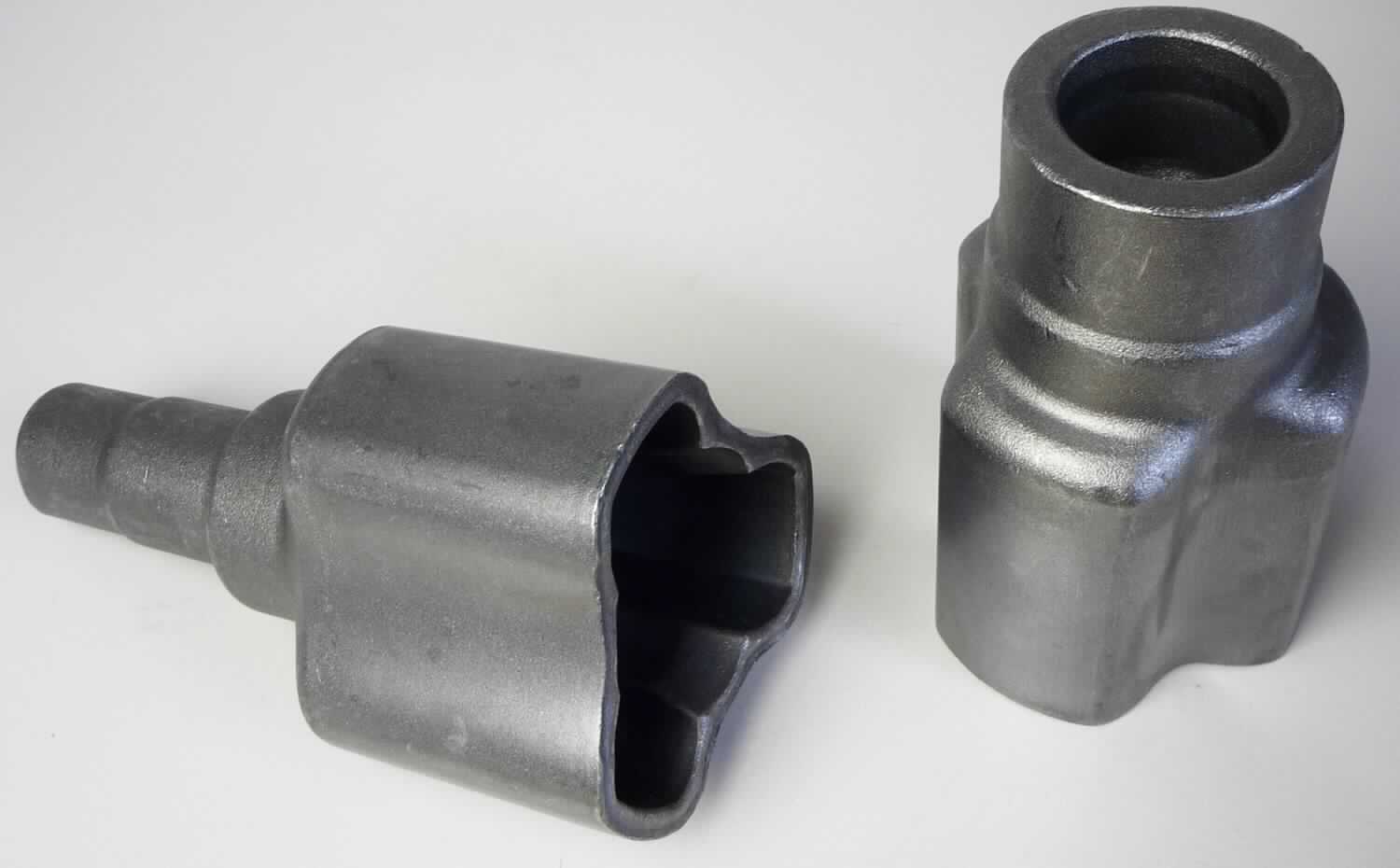 Tripodeglocke, sog. Innengelenk, Rohling, Foto siehe Anlage, laut Antrag:
- in Form eines spezifisch gefertigten, glockenartigen Gehäuses aus unedlem Metall (lt. Antrag: Stahl),
- mit einem maximalen Außendurchmesser von ca. 80 mm und einer Höhe von ca. 110 mm bis ca. 150 mm,
- achsgetriebeseitig je nach Ausführung mit einem Wellenstumpf oder einer Öffnung zur Aufnahme einer
  sog. Zwischenwelle gestaltet,
- innen mit drei (noch exakt auszuarbeitenden) Laufbahnen zur Aufnahme des mit drei Laufrollen 
  ausgestatteten Tripodesterns versehen,
- (lt. Antrag) unfertig (u. a. noch spanabhebende Oberflächenbearbeitungen durchgeführt werden, weist 
  jedoch im vorliegenden Zustand bereits die wesentlichen Beschaffenheitsmerkmale der fertigen Ware auf),
- wird (im fertigen Zustand) gemeinsam mit Verschlusskappe, Tripodestern, drei Laufrollen und Scheibe in 
  Gleichlauf-Verschiebegelenken (Tripodegelenke) von seitlichen Antriebswellen (Achs- oder Seitenwellen) 
  von Personenkraftwagen verbaut,
- dient als Bestandteil des Gleichlaufgelenkes der gleichförmigen Übertragung der Drehbewegung auch bei
  größeren Beugungswinkeln,
- (laut Antrag) zur industriellen Montage von Kraftfahrzeugen der Position 8703 bestimmt,
- aufgrund der objektiven Merkmale (u. a. Form und Abmessungen) erkennbar hauptsächlich für Kraft-
  fahrzeuge des Kapitels 87 bestimmt.

"Teil eines Kraftfahrzeuges der Position 8703 (Tripodeglocke), Teil einer Triebachse mit Differenzial,
 für die industrielle Montage von Kraftfahrzeugen der Position 8703"

"Die Anwendung des nichtpräferentiellen Zollsatzes aufgrund der Endverwendung und die Einreihung
in die oben angegebene Unterposition des Zolltarifs stehen unter dem Vorbehalt der Vorlage der
erforderlichen Bescheinigung"