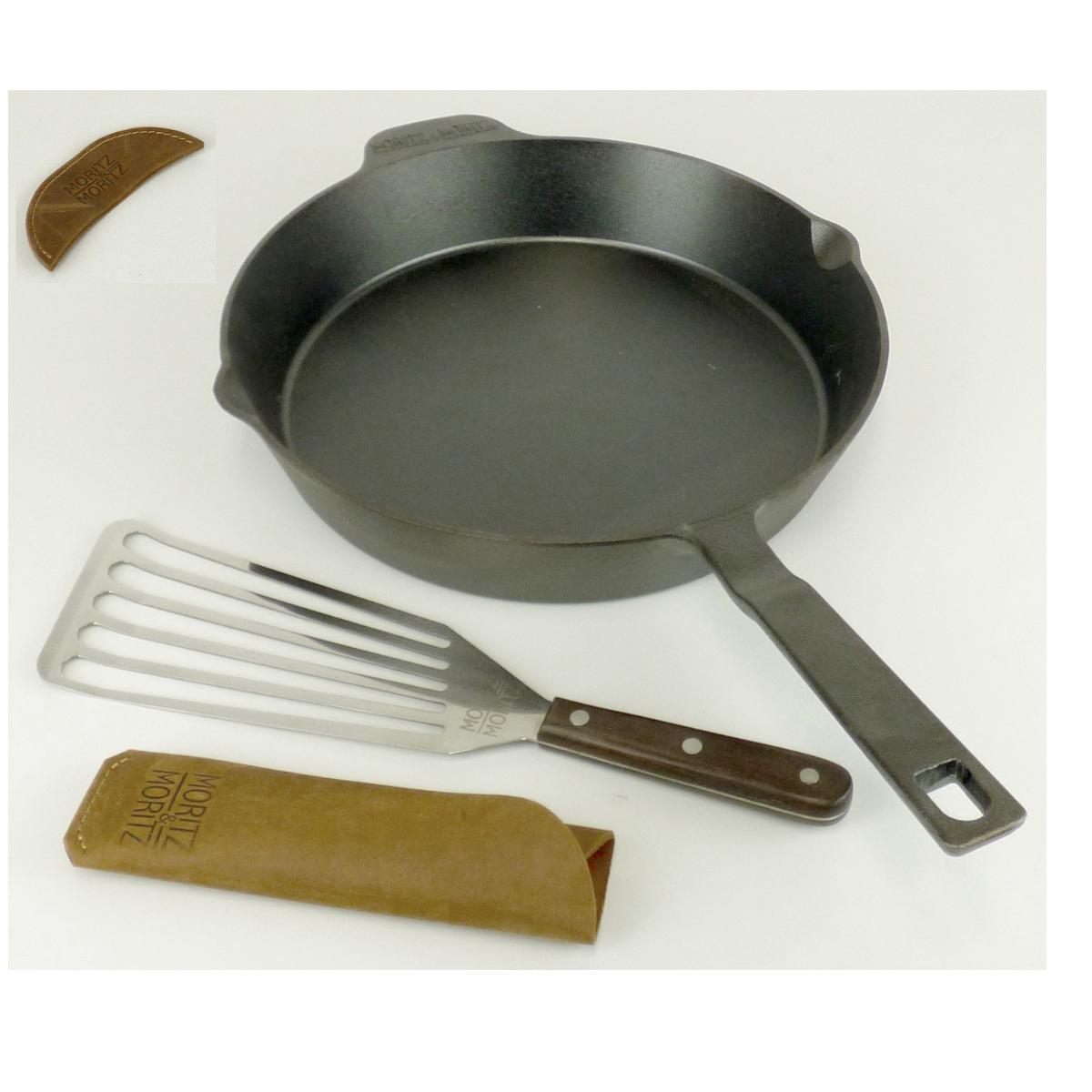 Es handelt sich um Warenzusammenstellungen in Aufmachung für den Einzelverkauf, bestehend aus 
- einer kreisrunden, antihaftbeschichteten, nicht emaillierten Pfanne (Durchmesser: max. 28 cm), 
  aus Gusseisen, die zu einem länglichen Stiel mit Lochung, zwei Ausgießern an sich 
  gegenüberliegenden Seiten, sowie einem, als Griff dienenden Ansatzstück 
  ausgearbeitet ist, 
- einem Pfannenwender mit arbeitendem Teil aus nicht rostendem Stahl und Holzgriff, sowie 
- einem nahezu halbkreisförmigen Griffschutz aus Leder.
Die drei Erzeugnisse sind gemeinsam mit einer Gebrauchs- und Pflegeanleitung in einem Karton für den Einzelverkauf aufgemacht.
Die Pfannen aus Gusseisen bestimmen insbesondere aufgrund des Wertes den Charakter der Warenzusammenstellung.
- Antragstellerangaben -

Abbildung siehe Anlage.

Derartige Erzeugnisse gehören als "andere Haushaltsartikel aus Gusseisen, nicht emailliert" zum TARIC-Code 7323 9100 00.