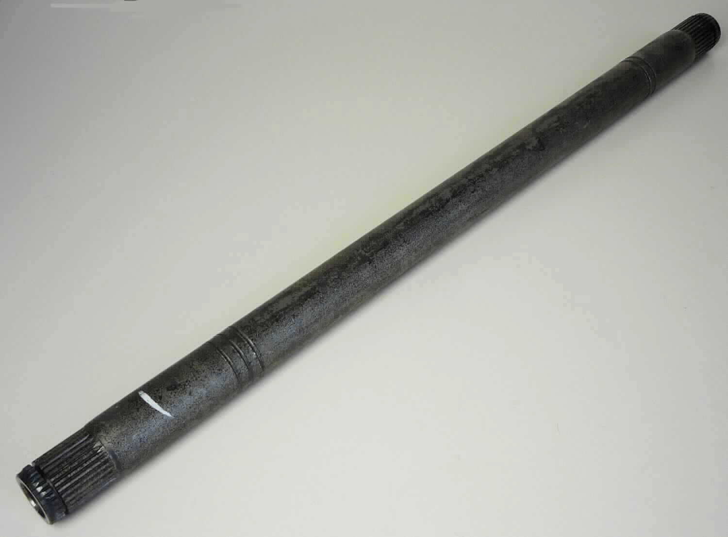Verbindungswelle, sog. Welle aus Stahl, Foto siehe Anlage, laut Antrag:
- in der Art einer Hohlwelle aus unedlem Metall gearbeitet (lt. Antrag: Stahl),
- mit einer Gesamtlänge von ca. 610 mm und einem Außendurchmesser von ca. 30 mm,
- an beiden Enden mit Verzahnungen sowie umlaufenden Nuten zur Aufnahme der Gleichlaufgelenke 
  (Außen- bzw. Innengelenk) ausgestattet; da im maßgebenden Zeitpunkt u. a. die homokinetischen Gelenke
  fehlen, keine Ware des TARIC-Codes 8708 5020 10,
- wird als mittleres Verbindungselement in seitlichen Antriebswellen (Achs- oder Seitenwellen) von Personen-
  kraftwagen verbaut,
- dient der Kraftübertragung,
- (laut Antrag) zur industriellen Montage von Kraftfahrzeugen der Position 8703 bestimmt,
- aufgrund der objektiven Merkmale (u. a. Form und Abmessungen) erkennbar hauptsächlich für Kraft-
  fahrzeuge des Kapitels 87 bestimmt.

"Teil eines Kraftfahrzeuges der Position 8703 (Verbindungswelle), Teil einer Triebachse mit Differenzial, 
für die industrielle Montage von Kraftfahrzeugen der Position 8703"

"Die Anwendung des nichtpräferentiellen Zollsatzes aufgrund der Endverwendung und die Einreihung
in die oben angegebene Unterposition des Zolltarifs stehen unter dem Vorbehalt der Vorlage der
erforderlichen Bescheinigung"