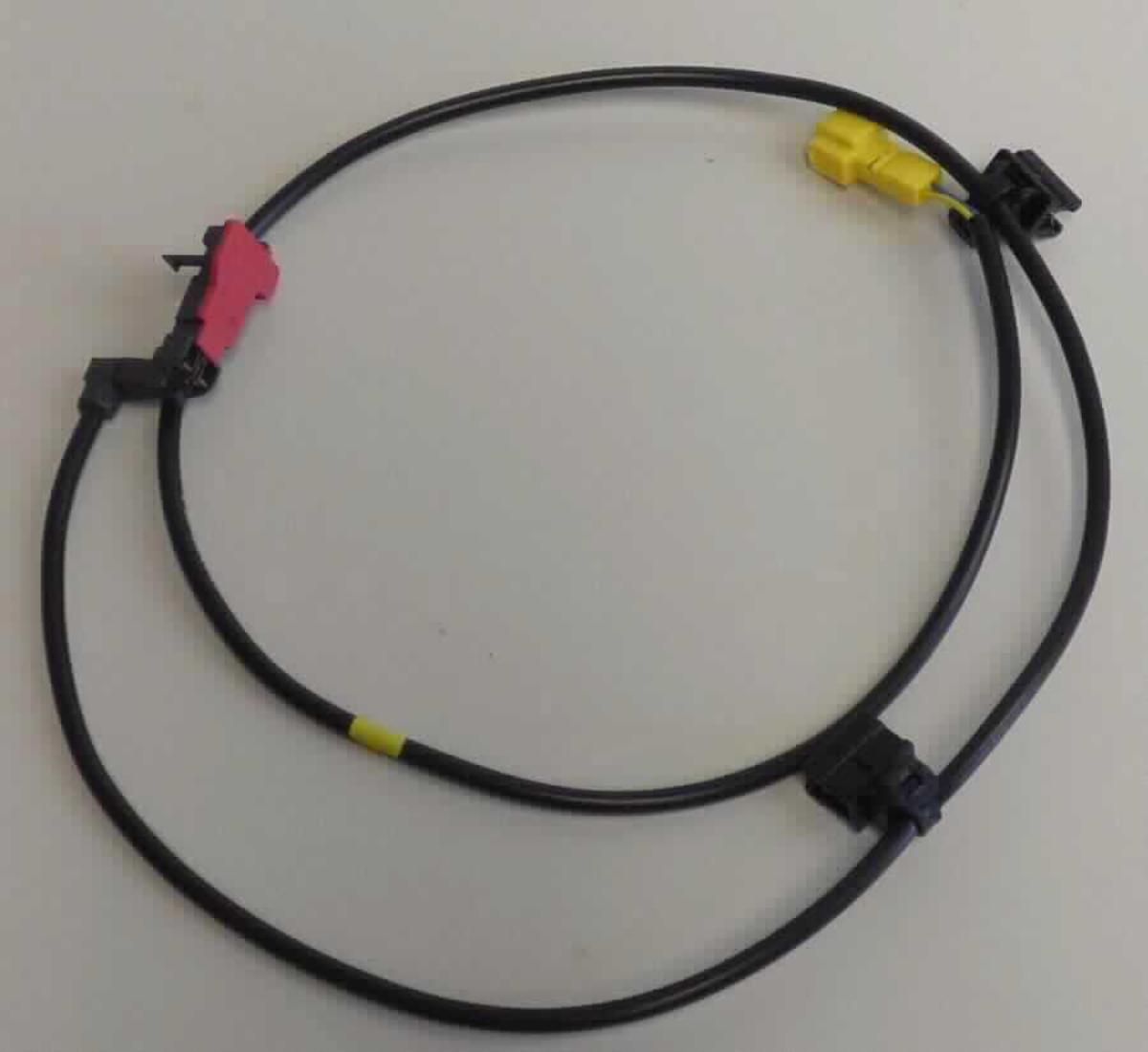So genannter widerstandskodierter Schalter mit Kabel eines Schlosses, im Wesentlichen bestehend aus einem speziell geformten Gehäuse aus Kunststoff mit einem angelöteten Kupferkabelstrang (äußere Form siehe Abbildung in der Anlage) mit einer Schaltung bestehend aus einem Schalter und zwei parallel geschalteten Widerständen. Die Ware wird in das Gurtschloss eines Kraftfahrzeugs integriert. Beim Einführen der Schlosszunge des Sicherheitsgurts in das Gurtschloss wird durch eine Mechanik (nicht Gegenstand dieser vZTA-Entscheidung) der Schalter im Gehäuse betätigt. Durch die Widerstände ändert sich bei Betätigen des Schalters wird das Ausgangssignal. Das Gerät wird an eine übergeordnete Steuerung (nicht Gegenstand dieser vZTA-Entscheidung) angeschlossen, welche die Signaländerung als „Gurt geschlossen“ interpretiert. Ein direkter Schaltvorgang wird nicht ausgelöst.
Der Sensor dient der Prüfung des Zustandes des Gurtschlosses (geschlossen/offen).
Die Ware wird als "Gerät zum Messen oder Prüfen, in Kapitel 90 anderweitig weder genannt noch inbegriffen, anderes als von den Unterpositionen (KN) 9031 1000 bis 9031 8020 erfasst" eingereiht.