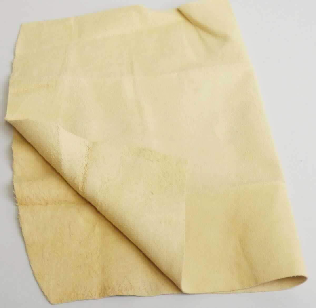 Sämischleder, sog. echtes Fensterleder, Foto siehe Anlage,
- von Schafen (laut Antrag),
- enthaart,
- unter Verwendung von Fischöl gegerbt,
- weiches, geschmeidiges, hellgelbes Fleischspaltleder, 
- in annähernd rechteckiger Form, mit unregelmäßig zugeschnittenen Schmalseiten,
- zur Verwendung als Fensterleder. 

"Sämischleder, von Schafen oder Lämmern"