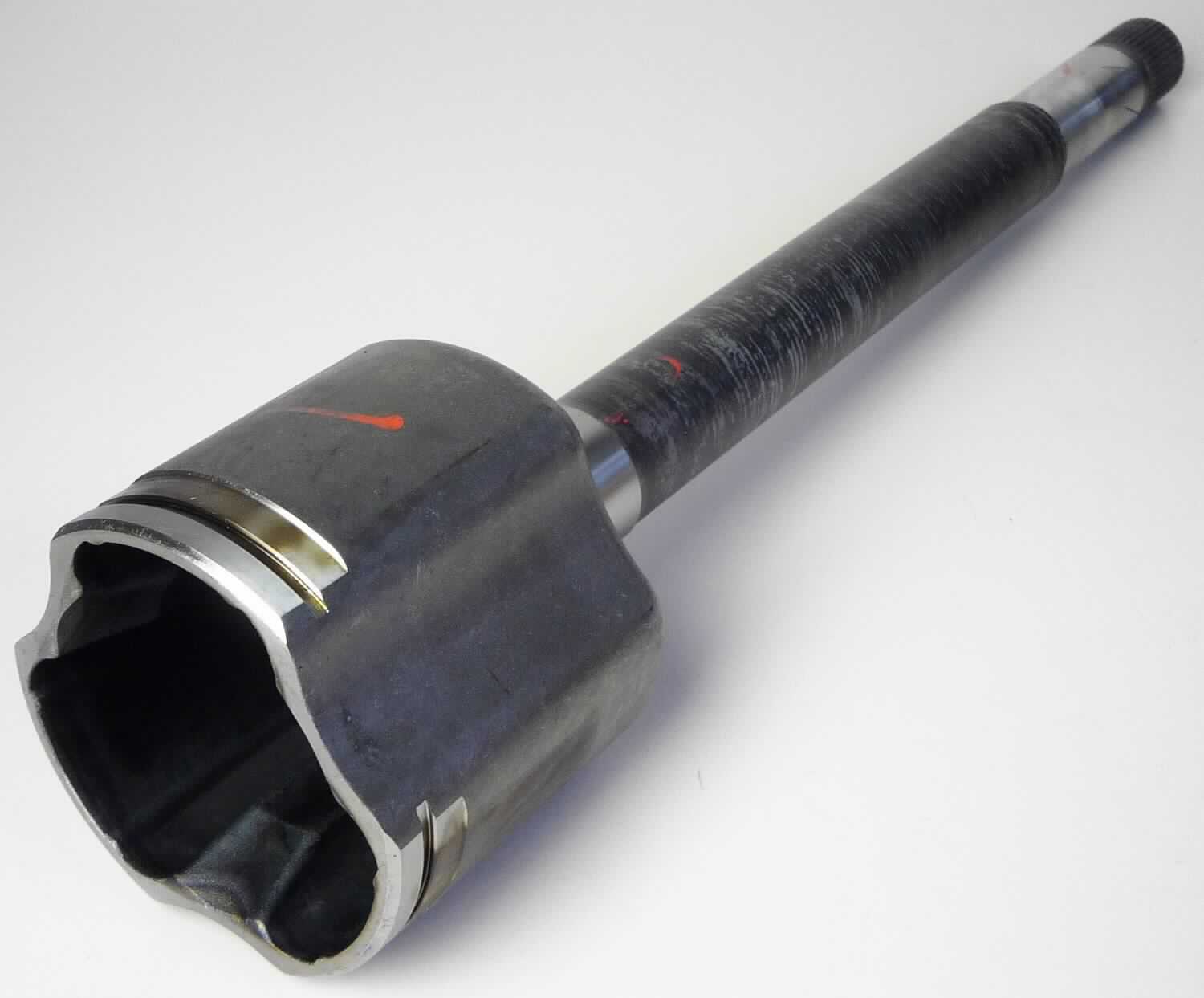 Tripodeglocke mit Hohlwelle und Stummel, sog. Zwischenwelle (Linkshaft), Foto siehe Anlage, laut Antrag:
- in Form eines spezifisch gefertigten, glockenartigen Gehäuses aus unedlem Metall (lt. Antrag: Stahl),
  innen mit drei Laufbahnen zur Aufnahme des mit drei Laufrollen ausgestatteten Tripodesterns versehen,
- achsgetriebeseitig mit einer angeschweißten Hohlwelle sowie einem mit einer Verzahnung ausgestatteten 
  Achsstummel versehen,
- mit einer Gesamtlänge von ca. 470 mm,
- wird gemeinsam mit Verschlusskappe, Tripodestern, drei Laufrollen und Scheibe in Gleichlauf-Verschiebe-
  gelenken (Tripodegelenke) von seitlichen Antriebswellen (Achs- oder Seitenwellen) von Personenkraftwagen
  verbaut,
- dient als Bestandteil des Gleichlaufgelenkes der gleichförmigen Übertragung der Drehbewegung auch bei
  größeren Beugungswinkeln,
- (laut Antrag) zur industriellen Montage von Kraftfahrzeugen der Position 8703 bestimmt,
- aufgrund der objektiven Merkmale (u. a. Form und Abmessungen) erkennbar hauptsächlich für Kraft-
  fahrzeuge des Kapitels 87 bestimmt.

"Teil eines Kraftfahrzeuges der Position 8703 (Tripodeglocke mit Hohlwelle und Achsstummel), Teil einer 
Triebachse mit Differenzial, für die industrielle Montage von Kraftfahrzeugen der Position 8703"

"Die Anwendung des nichtpräferentiellen Zollsatzes aufgrund der Endverwendung und die Einreihung
in die oben angegebene Unterposition des Zolltarifs stehen unter dem Vorbehalt der Vorlage der
erforderlichen Bescheinigung"