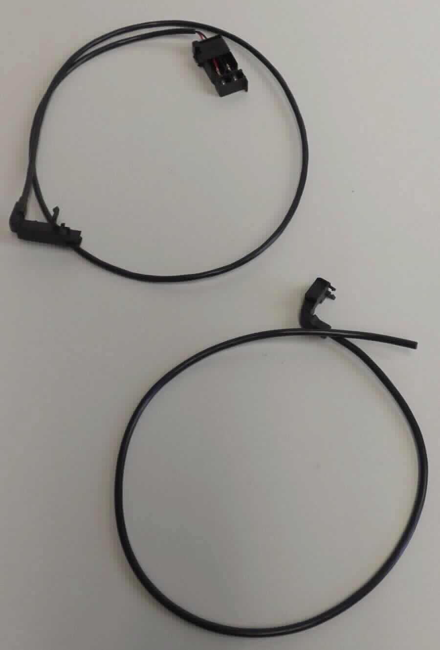 So genannter elektronischer Sensor mit Kabel eines Schlosses , im Wesentlichen bestehend aus einem speziell geformten Gehäuse aus Kunststoff mit einem angelötetem Kupferkabelstrang (äußere Form siehe Abbildung in der Anlage) mit einer Schaltung bestehend aus einem Hall-IC und einem Kondensator. Die Ware wird in das Gurtschloss eines Kraftfahrzeugs integriert. Beim Einführen der Schlosszunge des Sicherheitsgurts in das Gurtschloss registriert das Gerät eine Änderung der magnetischen Feldstärke. Wird dabei ein Schwellenwert im Sensor überschritten, springt das Ausgangssignal von 5 bis 6,9 mA (Release Point) auf 12 bis 17 mA (Operating Point). Das Gerät wird an eine übergeordnete Steuerung (nicht Gegenstand dieser vZTA-Entscheidung) angeschlossen. Ein direkter Schaltvorgang wird nicht ausgelöst.

Der Sensor dient der Prüfung des Zustandes des Gurtschlosses (geschlossen/offen).

Die Ware wird als "Gerät zum Messen oder Prüfen, in Kapitel 90 anderweitig weder genannt noch inbegriffen, anderes als von den Unterpositionen (KN) 9031 1000 bis 9031 8020 erfasst" eingereiht.