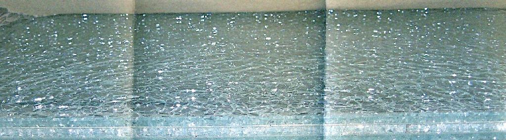 Mehrschichtensicherheitsglas (Verbundglas), Foto siehe Anlage,
- laut Antrag:
- - Mehrschichtensicherheitsglas mit folgendem Aufbau (miteinander verklebte Schichten):
- - - Floatglasplatte (4 mm dick),
- - - Kunststofffolie (0,38 mm dick),
- - - Einschichten-Sicherheitsglas-Platte (4 mm dick); nach dem Verkleben für die Optik zerstört,
- - - Kunststofffolie (0,38 mm dick),
- - - Floatglasplatte (4 mm dick),
- - in verschiedenen anderen Abmessungen und Formen als von der in Kraftfahrzeugen,
    Luftfahrzeugen, Wasserfahrzeugen oder anderen Fahrzeugen verwendeten Art,
- - mit je nach Anforderungen bearbeiteten Kanten und Ecken; mit Lochbohrungen,
- - zur Verwendung in der Möbelindustrie.

"Mehrschichten-Sicherheitsglas (Verbundglas), nicht in Abmessungen und Formen von der in
Kraftfahrzeugen, Luftfahrzeugen, Wasserfahrzeugen oder anderen Fahrzeugen verwendeten Art"