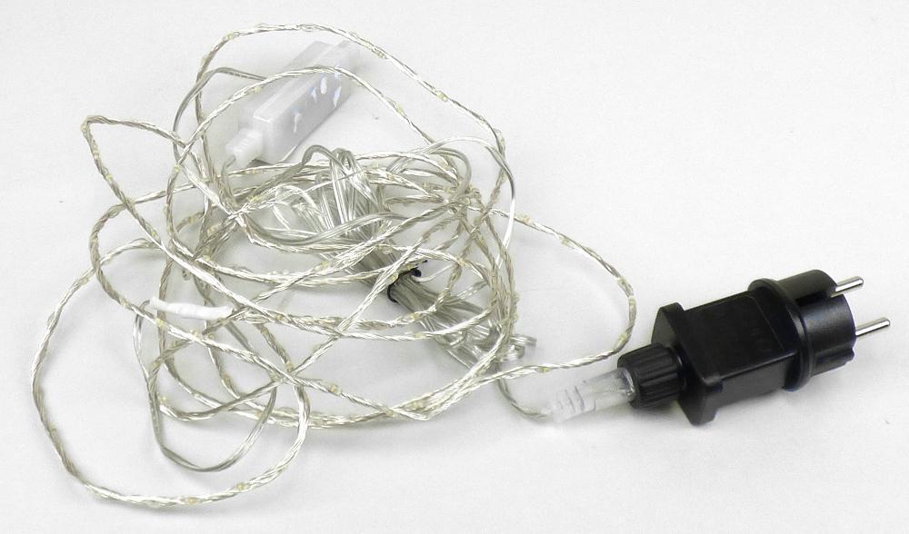 Bei der sog. LED Microkette, Art. 7592587 (NAN 9074886) handelt es sich um eine ca. 352 cm lange Lichterkette, bestehend aus einer gedrehten Girlande aus sechs lackisolierten Metalldrähten mit fest angebrachten, im Dauer- und Blinklicht weiß leuchtenden LED-Lichtquellen in Tropfenform.
Die Lichterkette ist mit einer ca. 320 cm langen Zuleitung sowie einem Transformator mit Netzstecker und Bedienknopf (Ein-Ausschalter / zum Umschalten zwischen den Leuchtvarianten) ausgestattet.

Sie ist für die Innen- und Außenbeleuchtung (IP44) geeignet.

Aufgrund der neutralen Gestaltung handelt es sich um eine Lichterkette, die über das ganze Jahr für verschiedene Dekorationszwecke verwendet werden kann.

Hinweise auf Handarbeit liegen nicht vor.

Das Erzeugnis ist als "elektrischer Beleuchtungskörper, anderweit weder genannt noch inbegriffen, nicht von den Unterpositionen (HS) 9405 11 bis 9405 41 erfasst, ausschließlich zur Verwendung mit LED-Lichtquellen bestimmt, kein Scheinwerfer, aus Metall, nicht handgearbeitet" einzureihen.