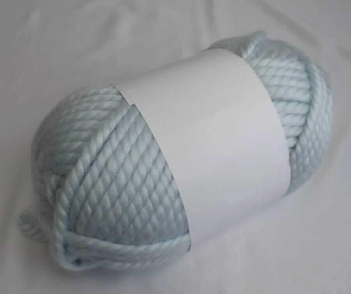 Strickgarn, sog. Fingerstrickgarn Molly, Foto siehe Anlage, 
- mit einer Pappbanderole versehen, 
- als Meterware im Knäuel, laut Antrag mit einer Länge von 70 m und einem Gewicht von 500 g (in Aufmachung
  für den Einzelverkauf), 
- laut Untersuchungsergebnis: 
- - gefärbtes Dochtgarn,
- - gezwirnt, mit einer S-Drehung als letzter Drehung, u. a. damit kein Nähgarn, 
- - aus synthetischen Spinnfasern (Polyacryl) und Wolle, 
- - die Antragsangaben von 80 % Polyacryl (synthetische Chemiefasern) und 20 % Wolle können als zutreffend 
    angesehen werden; somit keine Ware der Position 5109, 
- - aufgrund der fehlenden Zugfestigkeit des Garns kein Bindfaden der Position 5607.

"Garne aus synthetischen Spinnfasern, kein Nähgarn, in Aufmachungen für den Einzelverkauf, mit einem Anteil
 an synthetischen Spinnfasern von weniger als 85 GHT"