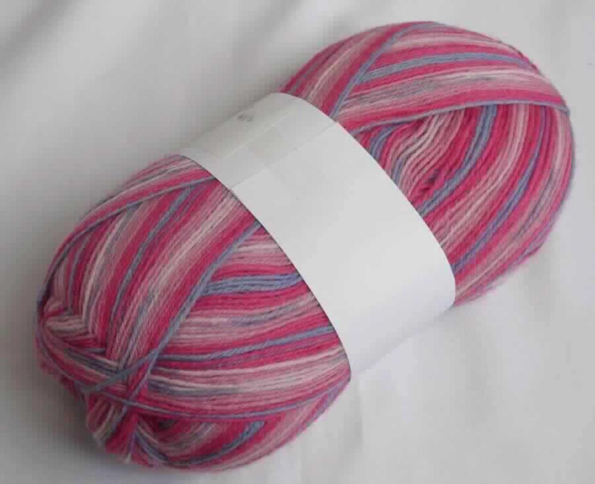 Strickgarn, sog. Sockenwolle Anika, Foto siehe Anlage, 
- mit einer Pappbanderole versehen, 
- als Meterware im Knäuel, laut Antrag mit einer Länge von 425 m und einem Gewicht von 100 g 
  (in Aufmachung für den Einzelverkauf), 
- laut Untersuchungsergebnis: 
- - gezwirnt, mit einer S-Drehung als letzte Drehung, u. a. damit kein Nähgarn, 
- - laut Antrag aus 75 % Wolle und 25 % Polyamid (synthetische Chemiefasern); die Antragsangaben können als 
    zutreffend angesehen werden, 
- - nicht mit Metalldraht verstärkt (somit kein Bindfaden der Position 5607).

"Garne aus Wolle, in Aufmachung für den Einzelverkauf, mit einem Anteil an Wolle von weniger als 85 GHT"