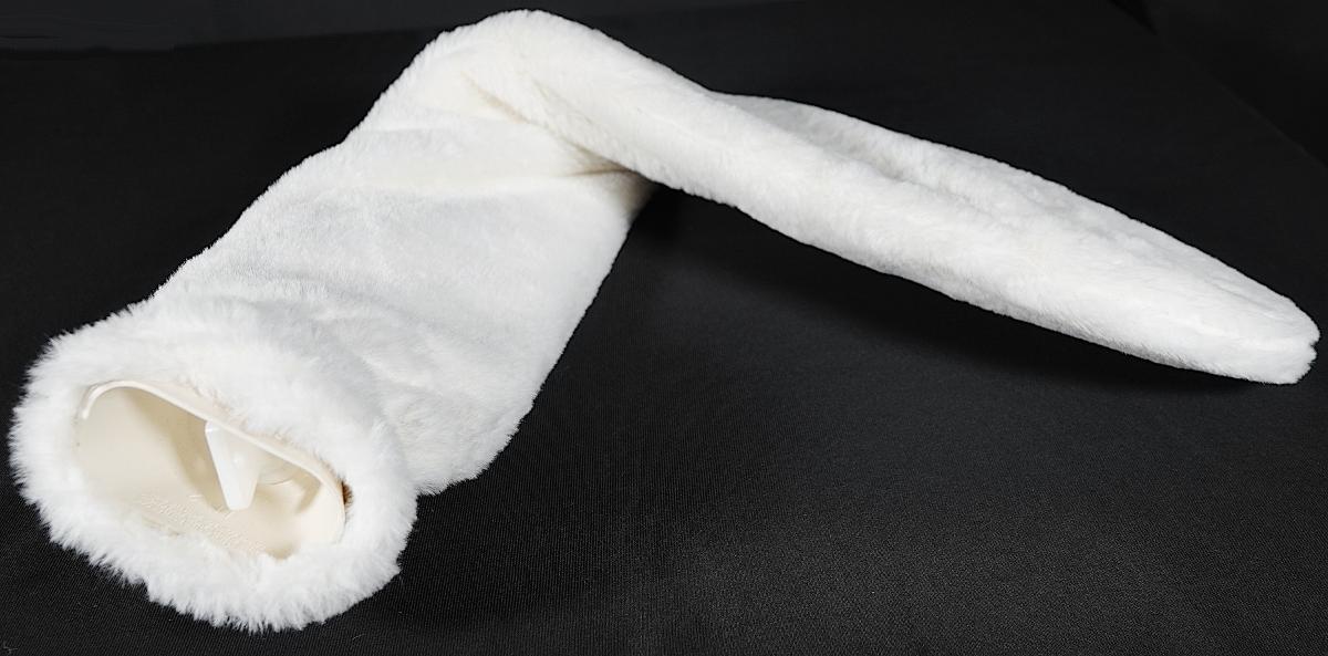 Angaben des Antragstellers:
Bei der Ware handelt es sich um Wärmflaschen inklusive Hülle in unterschiedlichen Abmessungen. Die Hülle besteht aus einem Gewirke aus Polyester.

Feststellungen / Untersuchungen an einem Warenmuster:
Es wurde eine Wärmflasche aus Weichkautschuk (hier: Isoprenkautschuk) vorgelegt. Die Wärmflasche verfügt über einen harten, unelastischen Stopfen und ist mit einem abnehmbaren, plüschigen Überzug aus Spinnstoff versehen.

Befund:
Es handelt sich um eine andere Ware zu hygienischen oder medizinischen Zwecken aus Weichkautschuk.