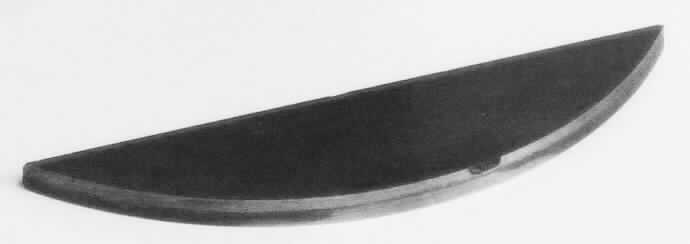 Keramische Waren zu technischen Zwecken, sog. Ronden mit Schneidstoffschicht, Foto siehe Anlage,
- aus verschiedenen Stoffen zusammengesetzte Waren, bestehend aus:
- - unedlem Metall (lt. Antrag Hartmetall),
- - - in Form einer ca. 1,5 mm dicken Scheibe mit einem Durchmesser von ca. 50 mm bzw. 70 mm,
- - - die Scheibe dient u. a. als Rohling für die Formgebung der Keramik,
- - Keramik in Form einer ca. 0,9 mm dicken Beschichtung mit einem Durchmesser von ca. 48 mm bzw. 66 mm
    aus kubischem Bornitrid (keramischer Grundstoff mit keramischer Bindephase), 
- - - nach vorheriger Formgebung gebrannt,
- - - lt. Antrag mit einer Mohsschen Härte von mehr als 9,
- die Waren werden für die Verwendung als Schneidwerkzeuge auf eine entsprechende Form zugeschnitten und
  auf sog. Wendeschneidplatten oder auf Schäfte aufgebracht; dabei stellt das kubische Bornitrid als aufgebrachte
  Schneidecke auf den fertigen Waren das arbeitende Teil dar,
- im Hinblick auf die Verwendung (spätere Schneidecke einer Wendeschneidplatte oder eines Schaftes) bestimmt
  die Keramik den wesentlichen Charakter der zusammengesetzten Waren,
- keine Einreihung in die Position 6804, da die Waren in der vorliegenden Form vom Wortlaut der Position nicht
  erfasst werden,
- eine Einreihung in das Kapitel 82 kommt nicht in Betracht, u. a. da es sich weder um Cermets handelt, noch um
  Waren, die aus Stoffen bestehen, die in Anmerkung 1 zu Kapitel 82 in Bezug auf das arbeitende Teil zugelassen
  sind.

"Keramische Waren zu technischen Zwecken, nicht aus Porzellan, mit einer Mohsschen Härte von mehr 9"