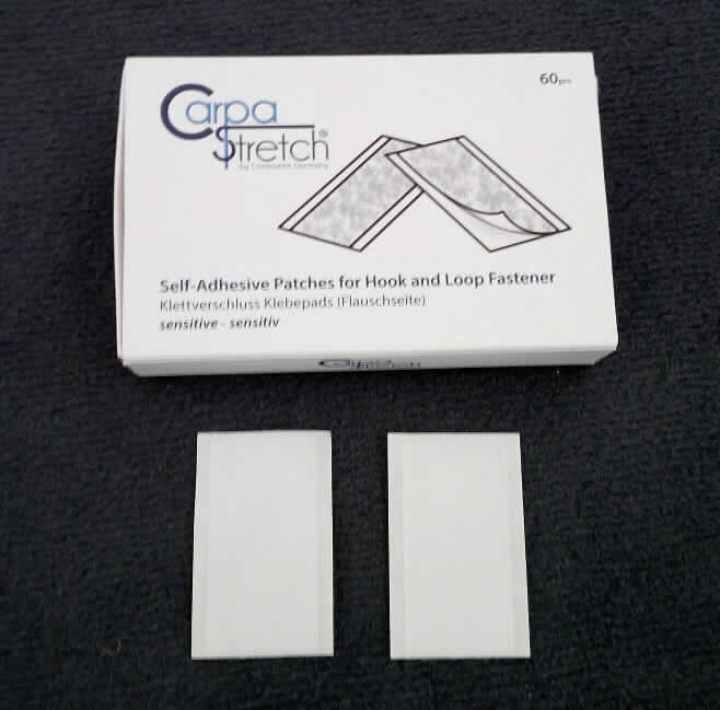 Schlingengewirke, sog. Velours, Selbstklebepads für CarpaStretch Starter Kit, Foto siehe Anlage,
- 60 Stück in einer bedruckten Schiebeschachtel aus Pappe verpackt,
- rechteckig zugeschnitten (somit nicht konfektioniert), in den Abmessungen von ca. 6 cm x 3 cm,
- aus einem einfarbigen Schlingengewirke aus synthetischen Chemiefasern,
- kein Hochflorerzeugnis,
- auf der Rückseite mit einer Klebeschicht und mit einem Abdeckpapier versehen,
- dient als Ersatz-Klebepads für das sog. CarpaStrech Starter Kit.
  
"Schlingengewirke aus Chemiefasern"