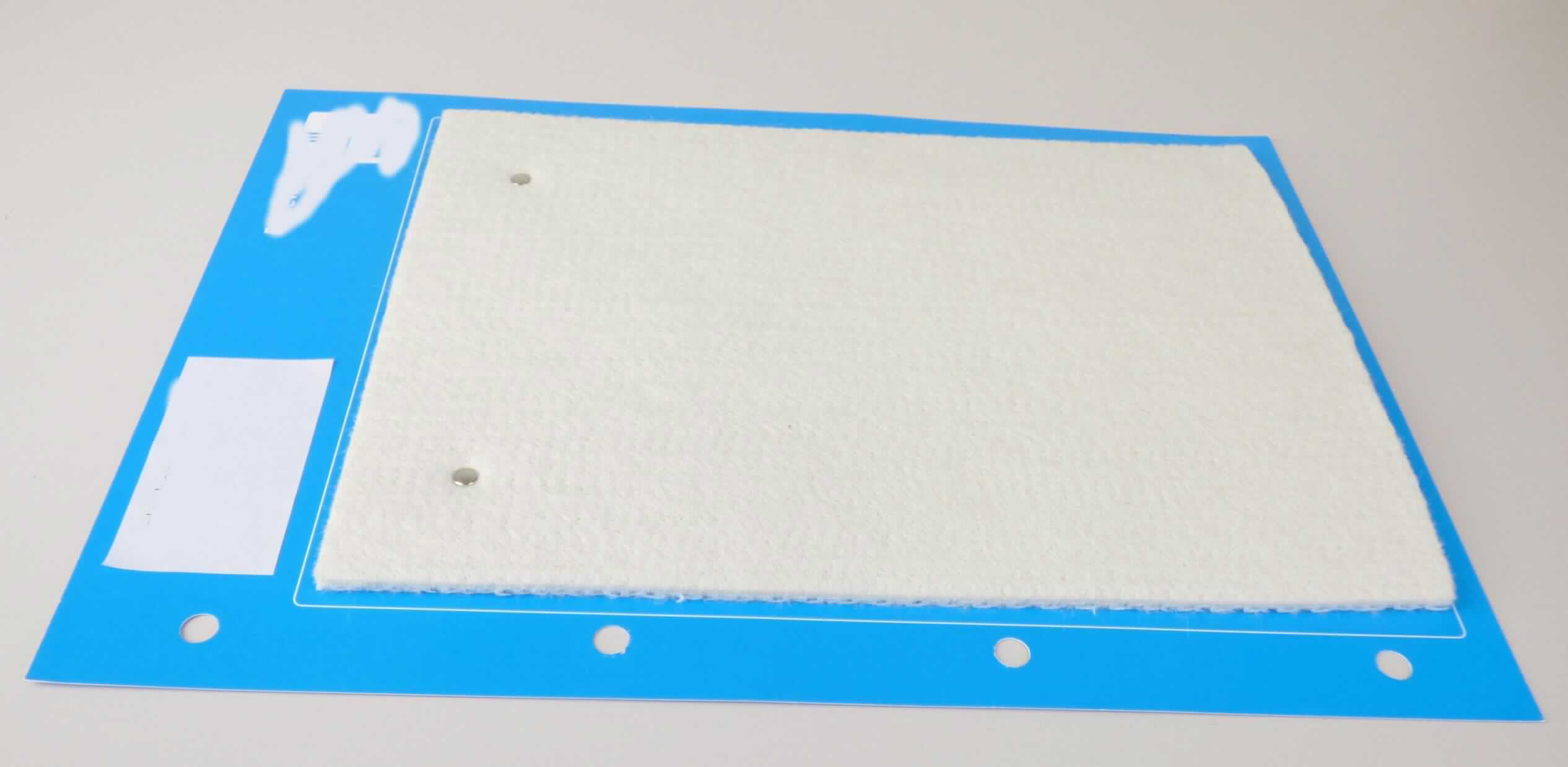 Förderband, sog. Transportband, Foto siehe Anlage,
- laut Antrag endlos, mit einer Dicke von ca. 5 mm, 
- laut Untersuchungsergebnis:
-- aus einem Nadelfilz aus synthetischen Chemiefasern (laut Antrag Nomex),
-- verstärkt durch ein Spiralgewebe aus synthetischen Monofilen,
- laut Antag zur Verwendung in Papiermaschinen und anderen technischen Maschinen,
- stellt sich als Förderband dar, somit keine Ware der Position 5911.

"Förderband aus Spinnstoffen"