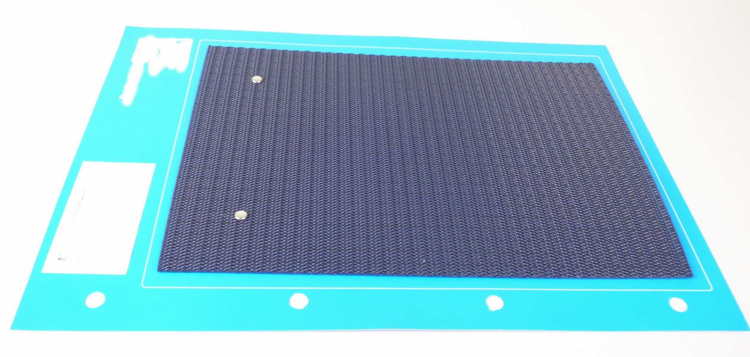 Förderband, sog. Transportband, Foto siehe Anlage,
- laut Antrag mit einer Verbindungsvorrichtung zum Schließen, mit einer Dicke von ca. 2 mm, 
- aus einem Gewebe aus synthetischen Monofilen (mit einem Durchmesser von weniger als 1 mm),
- laut Antag zur Verwendung in Papiermaschinen und anderen technischen Maschinen,
- stellt sich als Förderband dar, somit keine Ware der Position 5911.

"Förderband aus Spinnstoffen"
