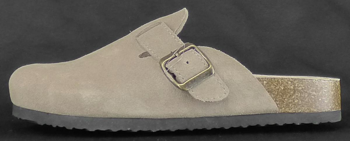 Clogs, Größe 37, Foto siehe Anlage,
- mit Laufsohlen aus laut Antrag Kunststoff; ohne Hauptsohle aus Holz,
- mit Oberteil [geschlossenes Blatt; somit keine Ware der Unterposition (KN) 6403 9938] aus 
  Leder,
- mit Schnallenverschluss,
- ohne Metallschutz in der Vorderkappe,
- nicht den Knöchel bedeckend,
- mit einer Länge der Innensohle von ca. 24,2 cm, 
- nicht als Männer oder Frauenschuhe erkennbar.

"Schuhe mit Laufsohlen aus Kunststoff und Oberteil aus Leder, andere als in den Unterpositionen 
 (KN) 6403 1200 bis 6403 9950 genannte, mit einer Länge der Innensohle von mehr als 24 cm, nicht 
 als Männer oder Frauenschuhe erkennbar, andere als im TARIC-Code 6403 9993 10 genannte"