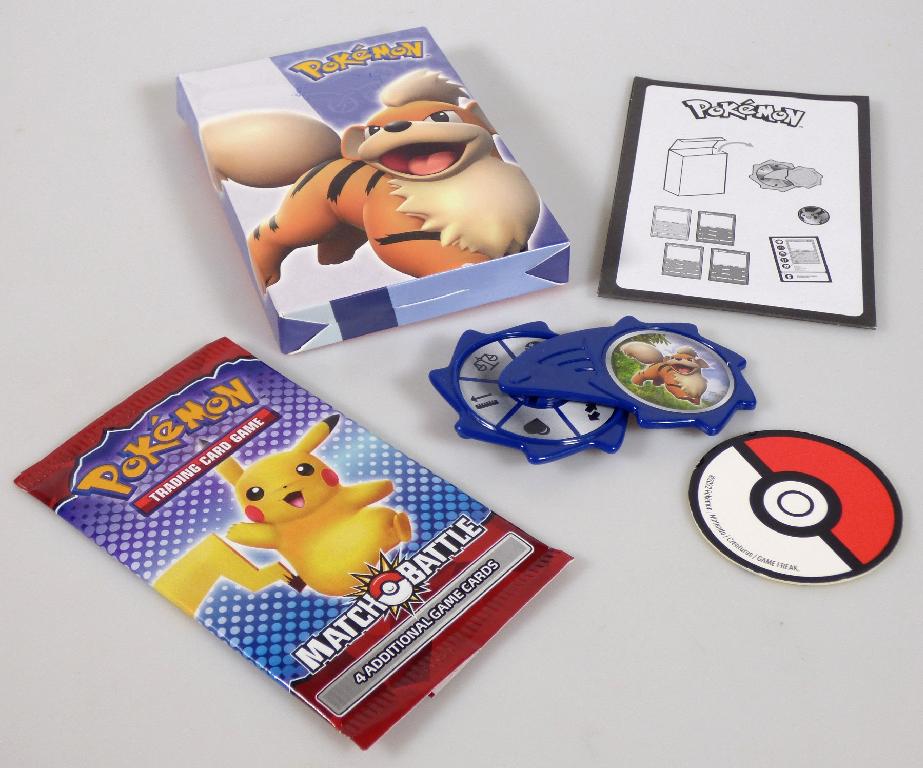 Kartenspiel für 2 - 4 Spieler, sog. "Mc Donald´s - Pokemon MEL + GY + AT - 2022", Motiv "Growlithe Dark Blue", bestehend aus
- vier Spielkarten aus farbig bedruckter Pappe
-- in den Abmessungen von ca. 88 x 63 mm
-- auf der Vorderseite mit einem Bild des Pokémon sowie mit verschiedenen Eigenschaften bedruckt;
   die Rückseite ist einheitlich mit einem Logo bedruckt
-- in einer farbigen Kunststoffhülle verpackt
- Zubehör für das Kartenspiel, das hauptsächlich für dieses Spiel erkennbar ist, in Form 
-- eines in der Hand gehaltenen Drehrades
--- aus Kunststoff gefertigt mit einem runden Drehrad mit sechs Feldern mit verschiedenen Symbolen
    für Lebenspunkte, Gewicht, Pokédexnummer, Größe, Kartennummer sowie für einen
    Richtungswechsel im Spiel bedruckt
-- einer Pappscheibe mit einem Durchmesser von ca. 50 mm, auf einer Seite mit einem rot-weißen
   Kreis bedruckt, auf der anderen mit einem stilisierten Pokémon, die im Spiel die Wertungsart angibt
- einer gedruckten Anleitung
- gemeinsam in einer Pappschachtel für den Einzelverkauf aufgemacht.

Jeder Spieler erhält eine oder mehrere Karten. Dann wird die Pappscheibe geworfen und somit festgelegt, ob die höchste oder niedrigste Wertung in dieser Runde gewinnt. Anschließend dreht der erste Spieler das Drehrad um die Kategorie festzulegen, um die gespielt wird. Danach vergleichen die Spieler die Werte der Kategorie. Der Spieler mit dem höchsten bzw. niedrigsten Wert erhält einen Siegpunkt. Sieger ist der Spieler, der als erstes drei Punkte erhält.

Die Ware wird zolltarifrechtlich als "Gesellschaftsspiel, Spielkarten" eingereiht.