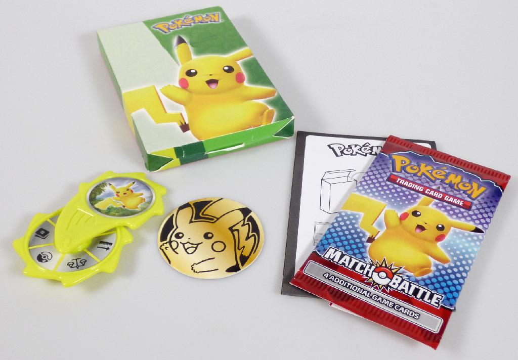 Kartenspiel für 2 - 4 Spieler, sog. "Mc Donald´s - Pokemon MEL + GY + AT - 2022", Motiv "Pikachu Green", bestehend aus
- vier Spielkarten aus farbig bedruckter Pappe
-- in den Abmessungen von ca. 88 x 63 mm
-- auf der Vorderseite mit einem Bild des Pokémon sowie mit verschiedenen Eigenschaften bedruckt;
   die Rückseite ist einheitlich mit einem Logo bedruckt
-- in einer farbigen Kunststoffhülle verpackt
- Zubehör für das Kartenspiel, das hauptsächlich für dieses Spiel erkennbar ist, in Form 
-- eines in der Hand gehaltenen Drehrades
--- aus Kunststoff gefertigt mit einem runden Drehrad mit sechs Feldern mit verschiedenen Symbolen
    für Lebenspunkte, Gewicht, Pokédexnummer, Größe, Kartennummer sowie für einen
    Richtungswechsel im Spiel bedruckt
-- einer Pappscheibe mit einem Durchmesser von ca. 50 mm, auf einer Seite mit einem rot-weißen
   Kreis bedruckt, auf der anderen mit einem stilisierten Pokémon, die im Spiel die Wertungsart angibt
- einer gedruckten Anleitung
- gemeinsam in einer Pappschachtel für den Einzelverkauf aufgemacht.

Jeder Spieler erhält eine oder mehrere Karten. Dann wird die Pappscheibe geworfen und somit festgelegt, ob die höchste oder niedrigste Wertung in dieser Runde gewinnt. Anschließend dreht der erste Spieler das Drehrad, um die Kategorie festzulegen, um die gespielt wird. Danach vergleichen die Spieler die Werte der Kategorie. Der Spieler mit dem höchsten bzw. niedrigsten Wert erhält einen Siegpunkt. Sieger ist der Spieler, der als erstes drei Punkte erhält.

Die Ware wird zolltarifrechtlich als "Gesellschaftsspiel, Spielkarten" eingereiht.