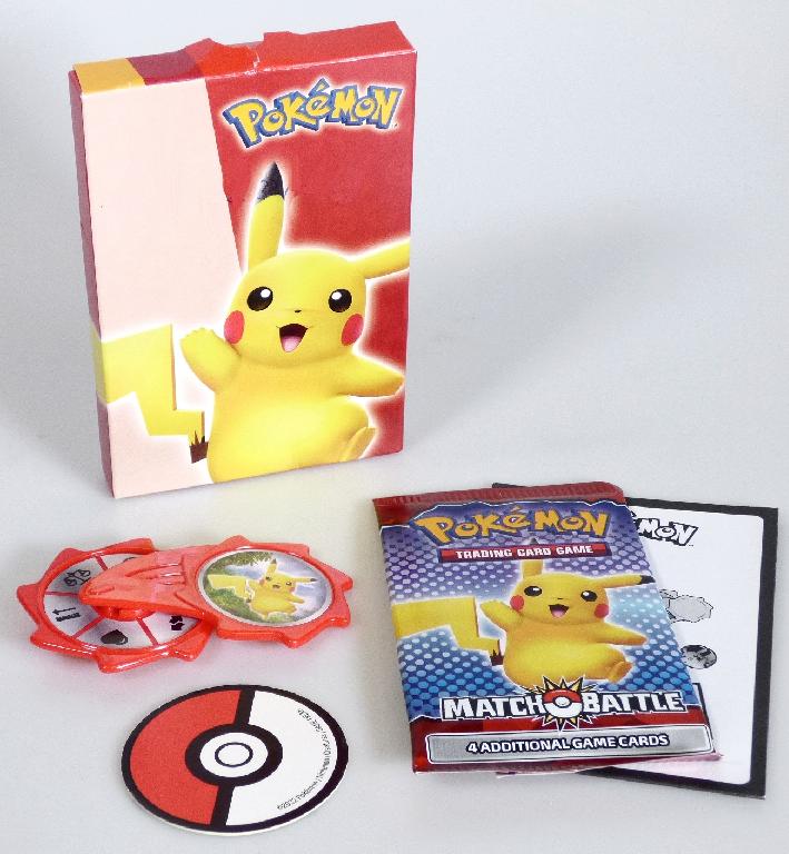 Durch Warenmuster sowie Anleitung veranschaulichtes Kartenspiel "Mc Donald's Pokemon - MEL + GY + AT - 2022, Motiv Pikachu Red" für zwei bis vier Personen, bestehend aus vier buntbedruckten Spielkarten aus Pappe sowie Zubehör in Form eines in der Hand zu haltenden Drehrades aus rotem Kunststoff mit sechs aufgeklebten Kategoriefeldern und einem kreisrunden, bunt bedruckten Chip aus Pappe. Die Bestandteile sind mit einer Spielanleitung in einer bunt bedruckten Pappschachtel aufgemacht. 
Die vier Karten sind mit Pokemoncharakteren und ihren Eigenschaften (sechs Kategorien) bedruckt und werden an die Spieler verteilt. Eine Person dreht das Kategorienrad und wirft den Chip. Die erscheinende Kategorie ist von den Spielern auf ihrer Spielkarte zu suchen und der Wert zu nennen. Der geworfene Chip bestimmt für eine Spielrunde, ob der höhere oder niedrigere Wert gewinnt. Nach jeder Runde dreht eine andere Person das Kategorienrad und wirft den Chip.
Eine Wechselwirkung bzw. Interaktion zwischen den Spielern durch die Karten findet durch das Vergleichen der abgelesenen Kategoriewerte (z.B. Kraftpunkte, Gewicht, Größe der Kartencharaktere) statt.

Die Ware ist zolltarifrechtlich als "Gesellschaftsspiel, anderes als von den Codenummern 9504 2000 00 0 bis 9504 3020 00 0 erfasst, Spielkarten" einzureihen.