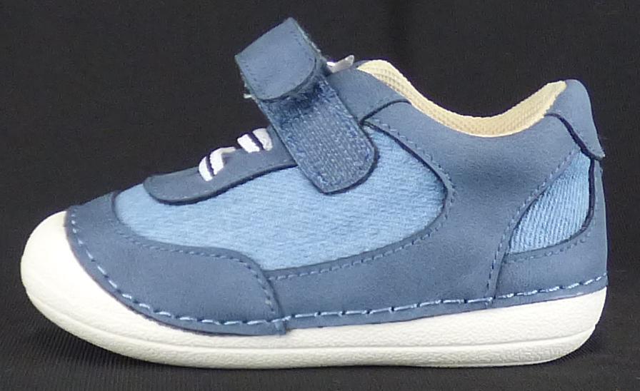 Stiefel, Größe 18, Foto siehe Anlage,
- mit Laufsohlen aus laut Antrag Kunststoff,
- mit Oberteil aus Kunststoff (Spinnstoff mit einer mit bloßem Auge wahrnehmbaren Außenschicht 
  aus Kunststoff; den größten Teil der Außenfläche bildend, damit keine Ware der Position 6404) 
  und Spinnstoff,
- über dem Spann mit einem elastischen Band und Klettverschluss,
- den Knöchel bedeckend, 
- ohne Metallschutz in der Vorderkappe.

"Schuhe, andere als in der Position 6401 genannte, mit Laufsohlen und Oberteil aus Kunststoff,
 andere als in den Unterpositionen (HS) 6402 12 bis 6402 20 genannte, den Knöchel bedeckend,
 andere als in der Unterposition (KN) 6402 9110 genannte"
