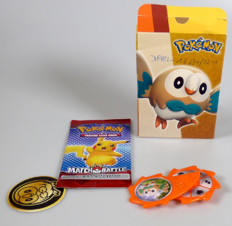 Kartenspiel für 2 - 4 Spieler, sog. "Mc Donald´s - Pokemon MEL + GY + AT - 2022", Motiv "Rowlet Yellow", bestehend aus
- vier Spielkarten aus farbig bedruckter Pappe
-- in den Abmessungen von ca. 88 x 63 mm
-- auf der Vorderseite mit einem Bild des Pokémon sowie mit verschiedenen Eigenschaften bedruckt;
   die Rückseite ist einheitlich mit einem Logo bedruckt
-- in einer farbigen Kunststoffhülle verpackt
- Zubehör für das Kartenspiel, das hauptsächlich für dieses Spiel erkennbar ist, in Form 
-- eines in der Hand gehaltenen Drehrades
--- aus Kunststoff gefertigt mit einem runden Drehrad mit sechs Feldern mit verschiedenen Symbolen
    für Lebenspunkte, Gewicht, Pokédexnummer, Größe, Kartennummer sowie für einen
    Richtungswechsel im Spiel bedruckt
-- einer Pappscheibe mit einem Durchmesser von ca. 50 mm, auf einer Seite mit einem rot-weißen
   Kreis bedruckt, auf der anderen mit einem stilisierten Pokémon, die im Spiel die Wertungsart angibt
- einer gedruckten Anleitung
- gemeinsam in einer Pappschachtel für den Einzelverkauf aufgemacht.

Jeder Spieler erhält eine oder mehrere Karten. Dann wird die Pappscheibe geworfen und somit festgelegt, ob die höchste oder niedrigste Wertung in dieser Runde gewinnt. Anschließend dreht der erste Spieler das Drehrad, um die Kategorie festzulegen, um die gespielt wird. Danach vergleichen die Spieler die Werte der Kategorie. Der Spieler mit dem höchsten bzw. niedrigsten Wert erhält einen Siegpunkt. Sieger ist der Spieler, der als erstes drei Punkte erhält.

Die Ware wird zolltarifrechtlich als "Gesellschaftsspiel, Spielkarten" eingereiht.