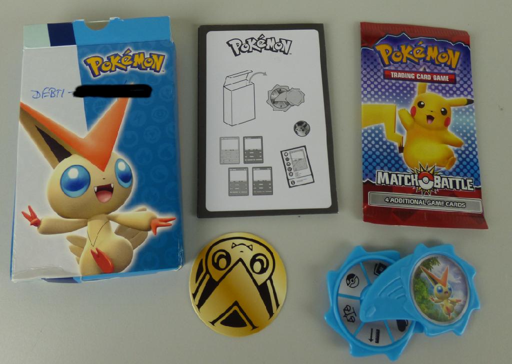 Kartenspiel für 2 - 4 Spieler, sog. "Mc Donald´s - Pokemon MEL + GY + AT - 2022", Motiv "Victini Light Blue", bestehend aus
- vier Spielkarten aus farbig bedruckter Pappe
-- in den Abmessungen von ca. 88 x 63 mm
-- auf der Vorderseite mit einem Bild des Pokémon sowie mit verschiedenen Eigenschaften bedruckt; die Rückseite ist einheitlich mit einem Logo bedruckt
-- in einer farbigen Kunststoffhülle verpackt
- Zubehör für das Kartenspiel, das hauptsächlich für dieses Spiel erkennbar ist, in Form
-- eines in der Hand gehaltenen Drehrades
--- aus Kunststoff gefertigt mit einem runden Drehrad mit sechs Feldern mit verschiedenen Symbolen für Lebenspunkte, Gewicht, Pokédexnummer, Größe, Kartennummer sowie für einen Richtungswechsel im Spiel bedruckt
-- einer Pappscheibe mit einem Durchmesser von ca. 50 mm, auf einer Seite mit einem rot-weißen Kreis bedruckt, auf der anderen mit einem stilisierten Pokémon, die im Spiel die Wertungsart angibt
- einer gedruckten Anleitung
- gemeinsam in einer Pappschachtel für den Einzelverkauf aufgemacht.

Jeder Spieler erhält eine oder mehrere Karten. Dann wird die Pappscheibe geworfen und somit festgelegt, ob die höchste oder niedrigste Wertung in dieser Runde gewinnt. Anschließend dreht der erste Spieler das Drehrad, um die Kategorie festzulegen, um die gespielt wird. Danach vergleichen die Spieler die Werte der Kategorie. Der Spieler mit dem höchsten bzw. niedrigsten Wert erhält einen Siegpunkt. Sieger ist der Spieler, der als erstes drei Punkte erhält.

Die Ware wird zolltarifrechtlich als "Gesellschaftsspiel, Spielkarten" eingereiht.