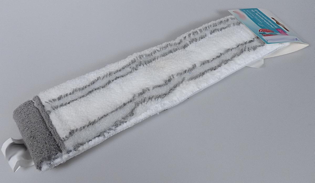 Reinigungstuch, sog. Ersatzwischbezug für Fensterwischer, Art. 14811906, Foto siehe Anlage,
- an einem bedruckten Pappaufhänger befestigt,
- annähernd rechteckig; mit den Abmessungen von ca. 29,5 cm x 7,5 cm,
- doppelt gearbeitet, aus buntgewebten Plüschgeweben aus laut Antrag synthetischen Chemiefasern;
  somit keine Ware der Unterposition 6307 1010,
- auf der Unterseite mit einem mittig aufgenähten, ca. 23 cm langen und ca. 2 cm breiten Klettver-
  schlussstreifen zur Befestigung an einem dazu passenden Halter zur Fensterreinigung (nicht Gegen-
  stand der vZTA),
- an den Schmalseiten mit einem Streifen aus augenscheinlich Vliesstoffen eingefasst,
- durch Zusammennähen konfektioniert,
- ohne Hinweise auf Handarbeit.

"Andere konfektionierte Ware (Reinigungstuch), aus Spinnstoffen, aus Geweben, nicht handgearbeitet"