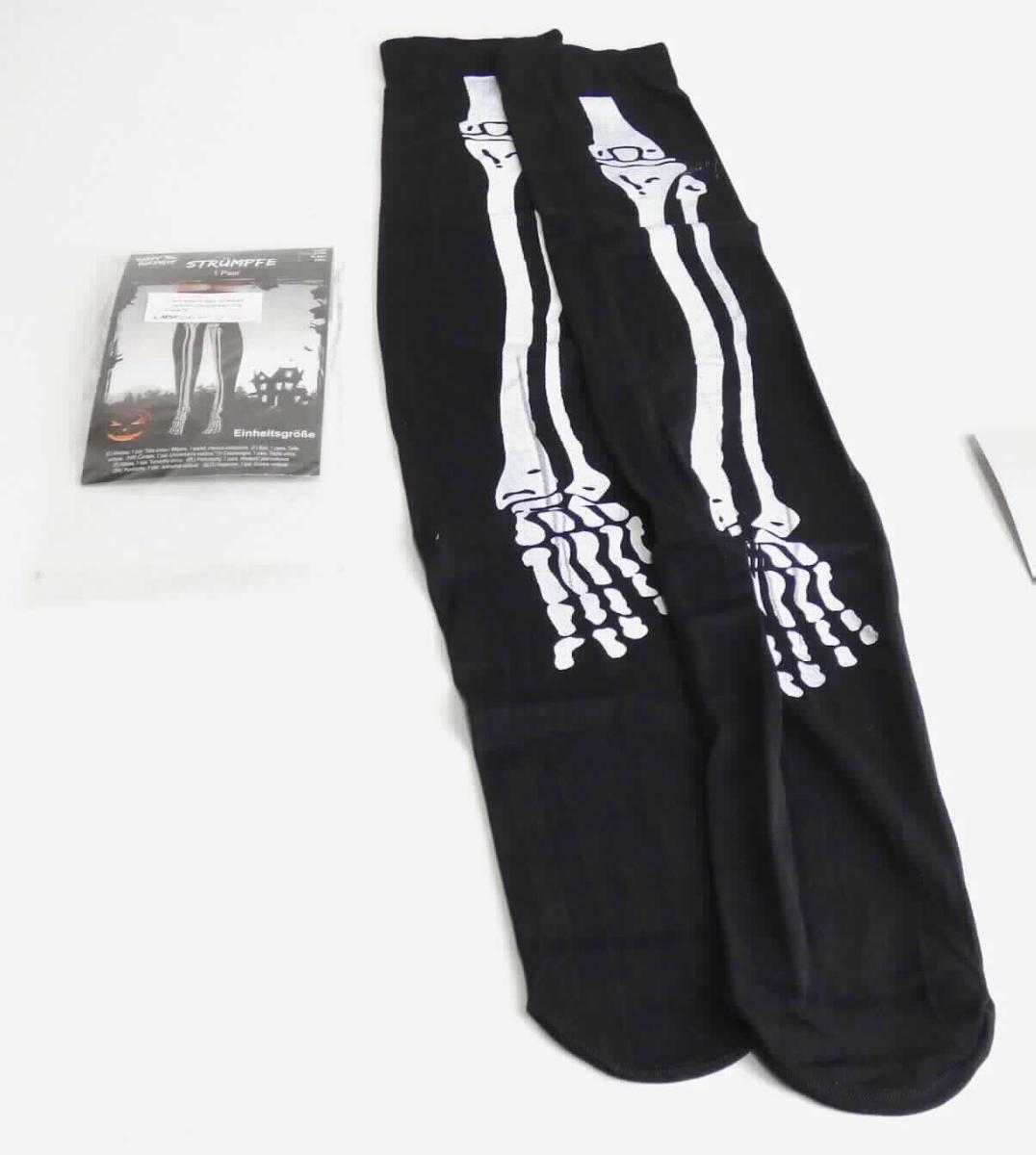 Strümpfe für Frauen, sog. Halloween Strümpfe, Art. DNP 242 WGR 308, in Einheitsgröße, Foto siehe Anlage,
- paarweise in einem Polybeutel mit bedrucktem Pappeinleger verpackt,
- aus ca. 0,4 mm dicken, einfarbigen Gewirken aus laut Antrag 90 % Polyester und 10 % Elasthan (beides
  synthetische Chemiefasern); laut Antrag mit einem Titer der einfachen Garne von mehr als 67 dtex, 
- schlauchförmig abgepasst gewirkt und an den Fußspitzen durch Zusammennähen konfektioniert,
- ohne ausgearbeiteter Ferse,
- am oberen Rand mit einem elastischen Abschluss, 
- über das Knie reichend (oberschenkellang),
- auf der Vorderseite musterbildend, ein Skelettmotiv darstellend, bedruckt,
- aufgrund des eigenen Gebrauchswertes keine Ware der Position 9505.

"Strümpfe aus Gewirken, andere als solche mit degressiver Kompression, mit einem Titer der einfachen 
 Garne von mehr als 67 dtex, aus synthetischen Chemiefasern, keine Kniestrümpfe, für Frauen"