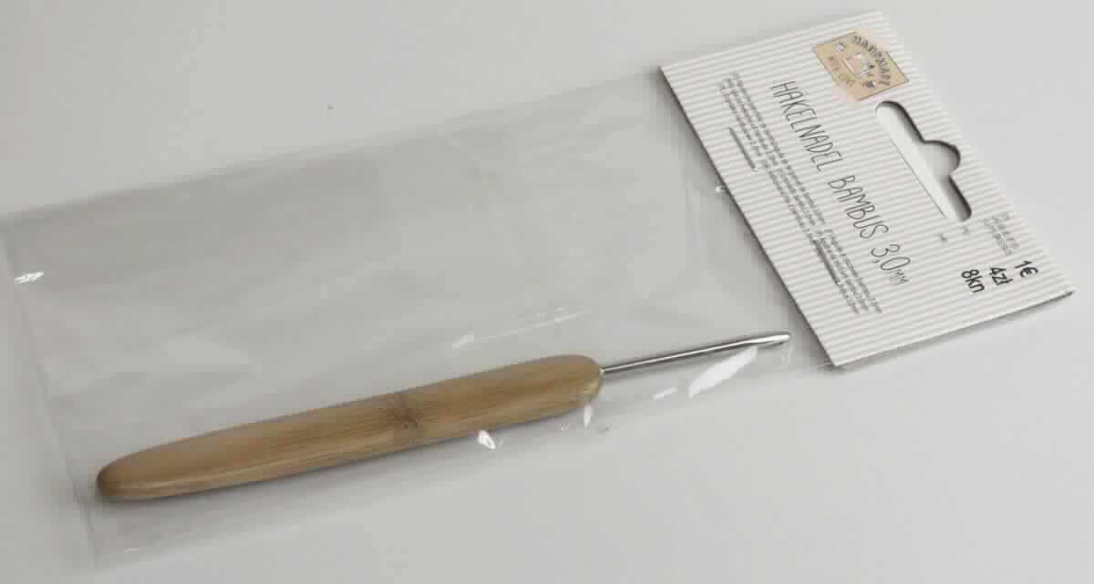 Es handelt sich um etwa 13,5 cm lange, sog. Häkelnadeln, bestehend aus einem länglichen, stabförmigen Erzeugnis aus Stahl mit einem Durchmesser von etwa 3 mm, dessen vorderes, verjüngtes Ende hakenförmig ausgearbeitet ist. Das andere Ende ist mit einem Griff aus Bambus verbunden. Die Erzeugnisse sind einzeln in einem Kunststoffbeutel mit bedrucktem Pappaufhänger verpackt.
-Materialangaben laut Antragsteller-

Stahl bestimmt insbesondere im Hinblick auf die Bedeutung für die Verwendung den Charakter der aus verschiedenen Stoffen zusammengesetzten Waren.

Abbildung siehe Anlage.

Derartige Erzeugnisse gehören als "Häkelnadeln, zum Handgebrauch, aus Stahl" zur Codenummer 7319 90 90 00 0 des Zolltarifs.