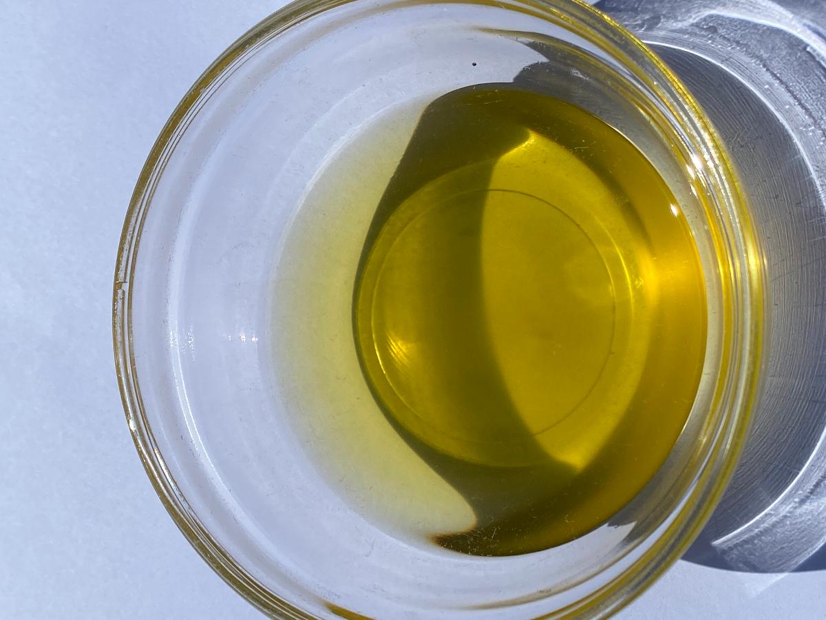 Angaben des Antragstellers:
Wassermelonenöl (englisch: Kalahari Melon Seed Oil, wissenschaftlich: Citrullus lanatus seed oil)
Das Öl wird aus den Samen der Wassermelone (Citrullus lanatus) hergestellt. Das Öl wird mittels Kaltpressen gewonnen und anschließend gefiltert.
Das Öl hat eine goldgelbe Farbe und einen schwach nussigen Geruch. Die Viskosität ist vergleichbar mit der von Sonnenblumenöl.
Typische Gebindegrößen: 20-kg-Kanister oder 190-Liter-Fässer.
Verwendung: Das Öl dient zur Herstellung von Kosmetik. Grundsätzlich ist das Öl aber auch genießbar.

Eine Warenprobe wurde nicht vorgelegt. Die Ware wurde durch eine Abbildung veranschaulicht.

Befund:
Andere pflanzliche Fette und fette Öle (einschließlich Jojobaöl) sowie deren Fraktionen, auch raffiniert, jedoch nicht chemisch modifiziert: andere: andere Fette und Öle sowie deren Fraktionen: rohe Fette und Öle: zu technischen oder industriellen Zwecken, ausgenommen zum Herstellen von Lebensmitteln