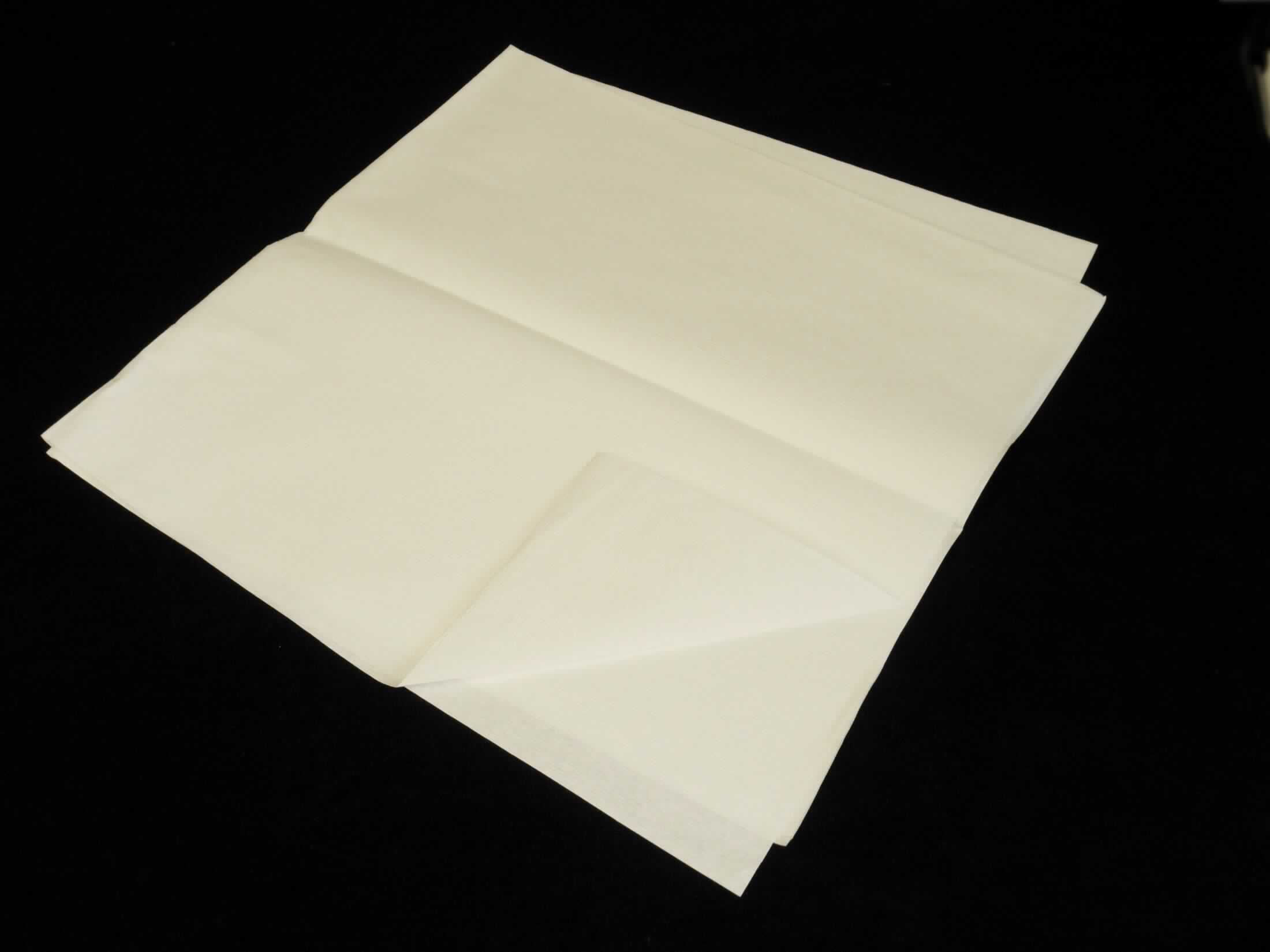 Es handelt sich nach den Angaben der Antragstellerin um gekrepptes Papier aus Sulfatzellstoff. Das Kraftpapier dient dem Verpacken von medizinischen Artikeln. Es wird in quadratischen Bogen eingeführt, die ungefaltet auf einer Seite  mehr als 36 cm und auf der anderen Seite mehr als 15 cm messen und zu 250 Stück in einem Karton verpackt sind.

Abbildung siehe Anlage.

Derartige Waren gehören als "Kraftpapier, gekreppt, in Bogen, ausgenommen Waren von der in der Position 4803 beschriebenen Art, kein Wellpapier" zur Codenummer 4808 40 00 00 0 des Zolltarifs.