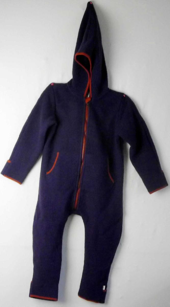 Overall, sog. Walkoverall aus Bio-Merinowolle, Größe 98, Foto siehe Anlage,
- in einer bedruckten Pappbanderole verpackt,
- aus ca. 2,1 mm dicken, einfarbigen, laut Antrag gewalkten Gewirken aus 100 % Schurwolle,
- einteilig; den ganzen Körper mit Ausnahme des Gesichts, der Hände und der Füße bedeckend,
- mit einer angesetzten Kapuze, 
- vorn mit einer bis etwa zum Schritt reichenden Öffnung mit Reißverschluss, am Halsausschitt mit einer kurzen 
  Überlappung von rechts auf links,
- mit langen Ärmeln,
- vorn mit zwei aufgesetzten Taschen (sog. Kängurutaschen) unterhalb der Taille,
- an den Rändern mit einer kontrastfarbenen, gerippt gewirkten Radeinfassung versehen.

"Kleidung, andere als in den Positionen 6101 bis 6113 genannte, aus Gewirken, aus Wolle"