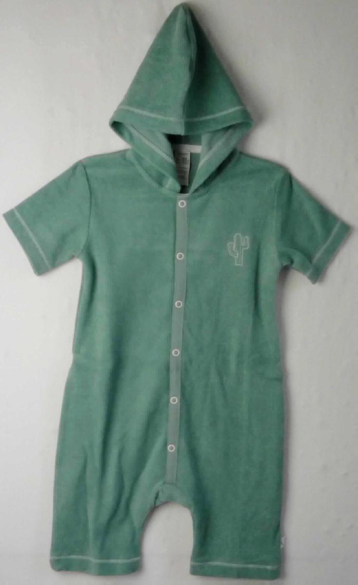 Overall, sog. Frottee Overall aus Bio-Baumwolle, Größe 86/92, Foto siehe Anlage,
- in einer bedruckten Pappbanderole verpackt,
- aus ca. 1,2 mm dicken, einfarbigen Schlingengewirken nach Art der Frottiergewirke aus laut Antrag 100 % 
  Baumwolle,
- einteilig; den ganzen Körper mit Ausnahme des Gesichts sowie Teile der Arme und Beine bedeckend,
- mit einer angesetzten Kapuze, 
- vorn mit einer bis etwa zum Schritt reichenden Öffnung mit Druckknopfverschluss von links auf rechts; entlang 
  der Öffnung mit einem aufgenähten Streifen aus Geweben verstärkt,
- mit kurzen Ärmeln und kurzen Hosenbeinen,
- an den Rändern durch Umschlagen und Festnähen gesäumt,
- aufgrund der Doppelgröße 86/92 keine Einreihung als Kleidung für Kleinkinder.

"Kleidung, andere als in den Positionen 6101 bis 6113 genannte, aus Gewirken, aus Baumwolle"
