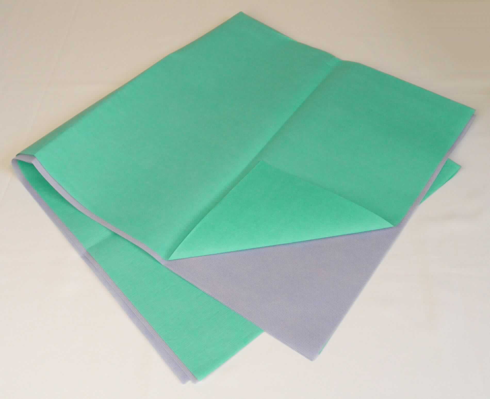 Verpackungsmaterial, sog. Bogenverpackung interleaved Polypropylen, Art. 3FITL370108, Foto siehe Anlage,
- Zusammenstellung, bestehend aus Vliesstoffen und Papiervliesen,
- laut Antrag jeweils 100 Stück gemeinsam in einem Karton für den Einzelverkauf aufgemacht und zur Befrie-
  digung eines speziellen Bedarfs zusammengestellt,
- quadratisch zugeschnitten (somit nicht konfektioniert); in den Abmessungen von laut Antrag 75 cm x 75 cm,
- Vliesstoffe:
-- laut Untersuchungsergebnis:
--- aus einem ca. 0,3 mm dicken, mehrlagigen Vliesstoff, mit:
---- einer Außenseite (rosa) aus zwei Lagen aus synthetischen Filamenten (laut Antrag: Polypropylen; spun 
      bonded),
---- einer inneren Lage aus mehreren Lagen aus heißluftgezogenen (melt blown) Fasern,
---- einer Außenseite (blau) aus einer Lage aus synthetischen Filamenten (laut Antrag: Polypropylen; spun bonded),
--- punktuell thermisch verfestigt,
--- weder bestrichen noch überzogen,
--- mit einem Quadratmetergewicht von laut Antrag 43 g,
-- im Hinblick auf die Bedeutung in Bezug auf die Verwendung sind der Vliesstoff aus synthetischen Filamenten 
   (spun bonded) und der Vliesstoff aus synthetischen Spinnfasern (melt blown) als gleichbedeutend zu betrachten, 
   hinsichtlich des Umfangs verleiht jedoch der Vliesstoff aus synthetischen Filamenten der Ware ihren wesentlichen 
   Charakter,
- Papiervliese:
-- laut Untersuchungsergebnis aus einem ca. 0,2 mm dicken, gekreppten Papiervlies aus überwiegend Zellstoff, 
   gemischt mit synthetischen Spinnfasern (Polyester),
-- mit einem Quadratmetergewicht von laut Antrag 57 g,
- dient laut Antrag als Verpackungsmaterial für medizinische Artikel; stellt sich nicht als Ware des technischen 
  Bedarfs der Position 5911 dar, weil die Ware nicht den Bedingungen der Anmerkung 7 a) und b) zu Kapitel 59 
  entspricht,
- im Hinblick auf die Verwendung sind die Vliesstoffe und die Papiervliese als gleichbedeutend zu betrachten, im 
  Hinblick auf den Umfang (Dicke) sind die Vliesstoffe, im Hinblick auf den Umfang (Gewicht) die Papiervliese
  charakterbestimmend; somit verleiht keiner der beiden Stoffe der Warenzusammenstellung ihren wesentlichen 
  Charakter; sie ist daher der von den gleichermaßen in Betracht kommenden Positionen (4803 und 5603) in der 
  Nomenklatur zuletzt genannten zuzuweisen. 

"Vliesstoff, aus synthetischen Filamenten, mit einem Quadratmetergewicht von mehr als 25 g bis 70 g, weder 
 bestrichen noch überzogen, anderer als in den Unterpositionen 5603 1290 10 bis 5603 1290 70 genannte"