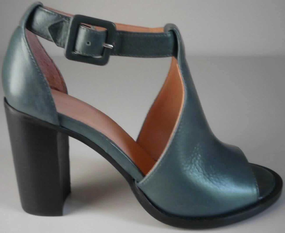Sandalen mit Absatz (lt. Antrag: "Damen Sandalette", Größe 36, Foto siehe Anlage)
- mit Laufsohlen aus (lt. Antrag) Kunststoff; ohne Hauptsohle aus Holz,
- mit zehenfreiem Oberteil aus Leder,
- im Bereich der Ferse hochgearbeitet,
- mit Schnallenverschluss,
- den Knöchel, jedoch nicht die Wade bedeckend, 
- mit einer Länge der Innensohle von ca. 24,4 cm, 
- als Frauenschuh erkennbar,
- mit einem hohen Absatz.

"Schuhe mit Laufsohlen aus Kunststoff und Oberteil aus Leder, andere als in den Unterpositionen 6403 1200 bis 
 6403 9105 genannte, den Knöchel, jedoch nicht die Wade bedeckend, mit einer Länge der Innensohle von mehr
 als 24 cm, für Frauen"