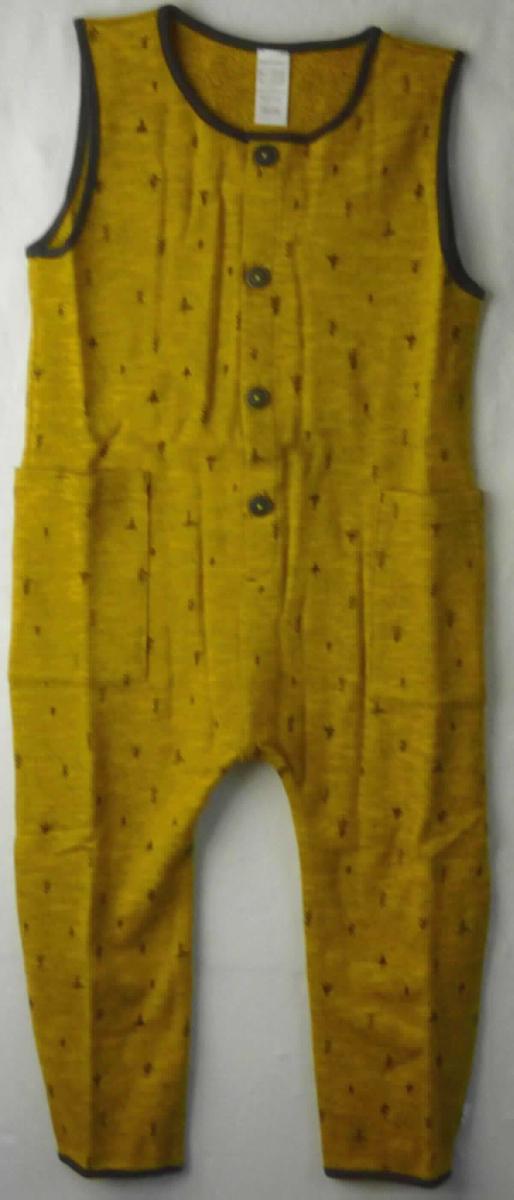 Overall, sog. Strampler aus Bio-Baumwolle, Größe 98/104, Foto siehe Anlage,
- in einer bedruckten Pappbanderole verpackt,
- aus ca. 0,9 mm dicken, bedruckten Gewirken aus laut Antrag 100 % Baumwolle,
- einteilig, den Rumpf und Beine bedeckend,
- mit einem runden Ausschnitt,
- ärmellos,
- vorn mit einer annähernd bis zum Schritt reichenden Öffnung mit Knopfverschluss von links auf rechts,
- seitlich mit zwei aufgesetzten, offenen Taschen unterhalb der Taille,
- mit langen Hosenbeinen, 
- an den Rändern des Halsausschnitts, der Armausschnitte sowie an den Beinabschlüssen mit einer kontrast-
  farbenen, gerippt gewirkten Randeinfassung versehen,
- ist nicht für Kleinkinder mit einer Körpergröße von bis zu 86 cm bestimmt.

"Kleidung, andere als in den Positionen 6101 bis 6113 genannte, aus Gewirken, aus Baumwolle"