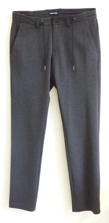 Lange Hose, in Erwachsenengröße, Foto siehe Anlage,
- in einem Polybeutel verpackt,
- aus ca. 0,8 mm dicken, buntgewirkten Gewirken (melierte Garne) aus laut Antrag 78 % Polyester 
  und 4 % Elasthan (beides synthetische Chemiefasern) sowie 18 % Viskose (künstliche Chemie-
  fasern),
- in der Taille abschließend; mit einem ca. 4 cm breiten, angesetzten Bund mit Gürtelschlaufen 
  und Tunnelzug,
- vorn mit einer Öffnung mit Reißverschluss und Patte von links über rechts (Männerkleidung), 
  die im Bund mit einem Knopf geschlossen wird,
- seitlich mit zwei eingesetzten, offenen Taschen und hinten mit zwei eingesetzten Gesäßtaschen
  mit Knopfverschluss,
- mit knöchellangen Hosenbeinen,
- an den Beinabschlüssen durch Umschlagen und Festnähen gesäumt.

"Lange Hose, aus Gewirken, für Männer, aus synthetischen Chemiefasern"