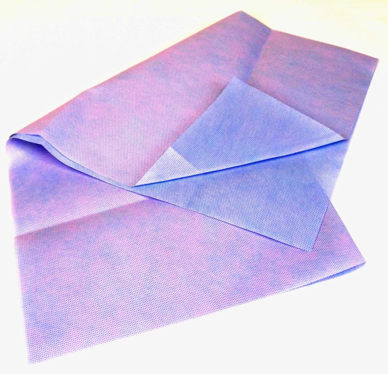 Vliesstoff, sog. Bogenverpackung aus Polypropylen SSMMS 43 g blau/violett, Art. 3FSMS360104, Foto siehe Anlage,
- quadratisch zugeschnitten (somit nicht konfektioniert); in den Abmessungen von laut Antrag 50 cm x 50 cm,
- laut Untersuchungsergebnis:
-- mehrlagiger Vliesstoff, mit:
--- einer Außenseite (rosa) aus zwei Lagen aus synthetischen Filamenten (laut Antrag: Polypropylen; spun 
     bonded),
--- einer inneren Lage aus mehreren Lagen aus heißluftgezogenen (melt blown) Fasern,
--- einer Außenseite (blau) aus einer Lage aus synthetischen Filamenten (laut Antrag: Polypropylen; spun bonded),
-- punktuell thermisch verfestigt,
-- weder bestrichen noch überzogen,
-- mit einem Quadratmetergewicht von laut Antrag 43 g,
- dient laut Antrag als Verpackungsmaterial für medizinische Artikel; stellt sich nicht als Ware des technischen 
  Bedarfs der Position 5911 dar, weil die Ware nicht den Bedingungen der Anmerkung 7 a) und b) zu Kapitel 59 
  entspricht,
- im Hinblick auf die Bedeutung in Bezug auf die Verwendung sind der Vliesstoff aus synthetischen Filamenten 
  (spun bonded) und der Vliesstoff aus synthetischen Spinnfasern (melt blown) als gleichbedeutend zu betrachten, 
  hinsichtlich des Umfangs verleiht jedoch der Vliesstoff aus synthetischen Filamenten der Ware ihren wesentlichen 
  Charakter.

"Vliesstoff, aus synthetischen Filamenten, mit einem Quadratmetergewicht von mehr als 25 g bis 70 g, weder 
 bestrichen noch überzogen, anderer als in den Unterpositionen 5603 1290 10 bis 5603 1290 70 genannte"