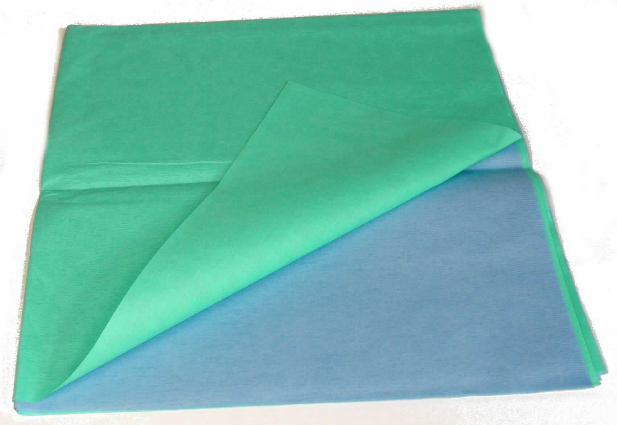 Bei dem vorliegenden Warenmuster und nach den ergänzenden Angaben der Antragstellerin handelt es sich um quadratische, etwa 75,0 x 75,0 cm große Zuschnitte, jeweils bestehend aus einem einlagigen, gekreppten Vlies aus gewichtsmäßig überwiegend Zellstofffasern (mehr als 50 GHT) und Polyesterfasern. Die Zuschnitte sind auf den Oberflächen entweder blau oder grün gefärbt. Die Erzeugnisse haben jeweils ein Quadratmetergewicht von mher als 25g. Jeweils ein blauer und ein grüner Zuschnitt wird gemeinsam zum Verpacken medizinischer Güter (z. B. Instrumentensiebe oder Wäsche) verwendet. Dazu sind jeweils 100 blaue und grüne Zuschnitte abwechselnd in einem Karton. 

Abbildung siehe Anlage.

Derartige Erzeugnisse gehören als "Vliese aus Zellstofffasern, auch gekreppt und auf der Oberfläche gefärbt, in Bogen, mit einem Quadratmetergewicht pro Lage von mehr als 25 g" zur Codenummer 4803 00 39 00 0 des Zolltarifs, da es sich zolltarifrechtlich um eine aus verschiedenen Stoffen zusammengesetzte Ware handelt, deren wesentlicher Charakter nach dem Umfang (Gewicht) durch die Zellstofffasern bestimmt wird.