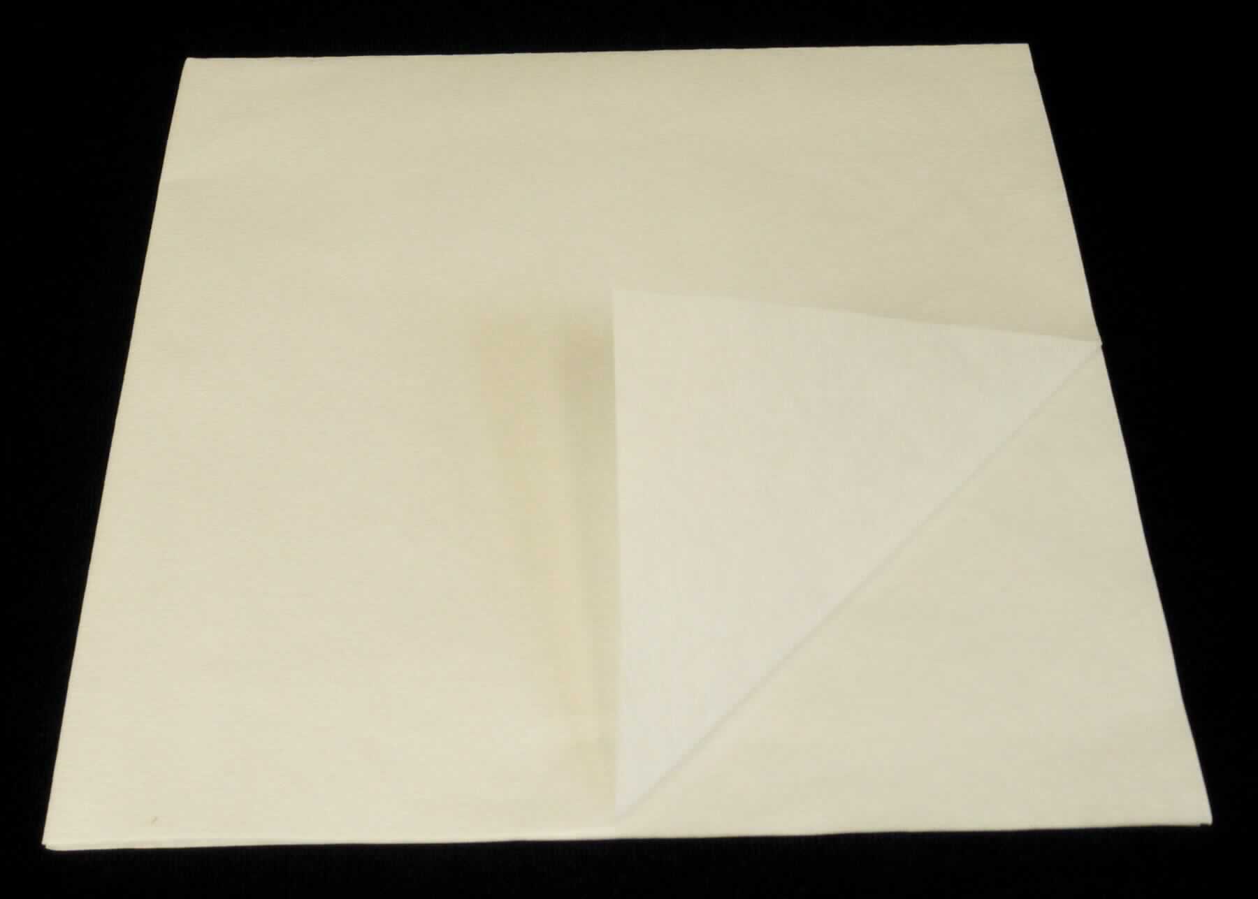 Es handelt sich nach den Angaben der Antragstellerin um gekrepptes Papier aus Sulfatzellstoff. Das Kraftpapier dient dem Verpacken von medizinischen Artikeln. Es wird in quadratischen Bogen eingeführt, die ungefaltet auf einer Seite mehr als 36 cm und auf der anderen Seite mehr als 15 cm messen und zu 500 Stück in einem Karton verpackt sind.

Abbildung siehe Anlage.

Derartige Waren gehören als "Kraftpapier, gekreppt, in Bogen, ausgenommen Waren von der in der Position 4803 beschriebenen Art, kein Wellpapier" zur Codenummer 4808 40 00 00 0 des Zolltarifs.