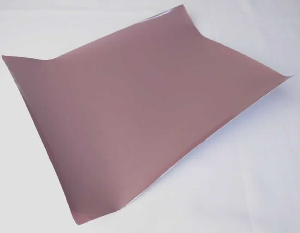 Angaben des Antragstellers:
Reflextransferfilm
- Lage aus Mikroglaskugeln, die eingebettet sind in ein Elastomer (NBR-Kautschuk) und Lage aus hitzeaktivierbarem Polyesterklebstoff, Deckpapier zum Schutz der Klebeseite -

Feststellungen an einem Warenmuster:
Es wurde eine silberfarbene Folie vorgelegt, die auf einer Seite mit einer rosafarbenen Kunststofffolie und auf der anderen mit einem Deckpapier versehen ist. Die Oberseite besteht aus kleinen Mikrokugeln, die in NBR-Kautschuk eingebettet sind. Die Unterseite (Schmelzkleber) besteht aus einem Polyesterurethan. 
Für die Folie ist das Einbettmedium aus NBR-Kautschuk charakterverleihend.

Befund:
Andere Folie aus Vollkautschuk der Unterposition (KN) 4008 2190