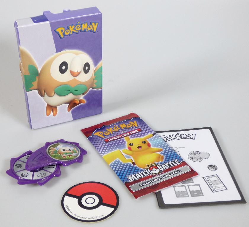 Kartenspiel für 2 - 4 Spieler, sog. "Mc Donald´s - Pokemon MEL + GY + AT - 2022", Motiv "Rowlet Purple", bestehend aus
- vier Spielkarten aus farbig bedruckter Pappe
-- in den Abmessungen von ca. 88 x 63 mm
-- auf der Vorderseite mit einem Bild des Pokémon sowie mit verschiedenen Eigenschaften bedruckt;
   die Rückseite ist einheitlich mit einem Logo bedruckt
-- in einer farbigen Kunststoffhülle verpackt
- Zubehör für das Kartenspiel, das hauptsächlich für dieses Spiel erkennbar ist, in Form 
-- eines in der Hand gehaltenen Drehrades
--- aus Kunststoff gefertigt mit einem runden Drehrad mit sechs Feldern mit verschiedenen Symbolen
    für Lebenspunkte, Gewicht, Pokédexnummer, Größe, Kartennummer sowie für einen
    Richtungswechsel im Spiel bedruckt
-- einer Pappscheibe mit einem Durchmesser von ca. 50 mm, auf einer Seite mit einem rot-weißen
   Kreis bedruckt, auf der anderen mit einem stilisierten Pokémon, die im Spiel die Wertungsart angibt
- einer gedruckten Anleitung
- gemeinsam in einer Pappschachtel für den Einzelverkauf aufgemacht.

Jeder Spieler erhält eine oder mehrere Karten. Dann wird die Pappscheibe geworfen und somit festgelegt, ob die höchste oder niedrigste Wertung in dieser Runde gewinnt. Anschließend dreht der erste Spieler das Drehrad, um die Kategorie festzulegen, um die gespielt wird. Danach vergleichen die Spieler die Werte der Kategorie. Der Spieler mit dem höchsten bzw. niedrigsten Wert erhält einen Siegpunkt. Sieger ist der Spieler, der als erstes drei Punkte erhält.

Die Ware wird zolltarifrechtlich als "Gesellschaftsspiel, Spielkarten" eingereiht.