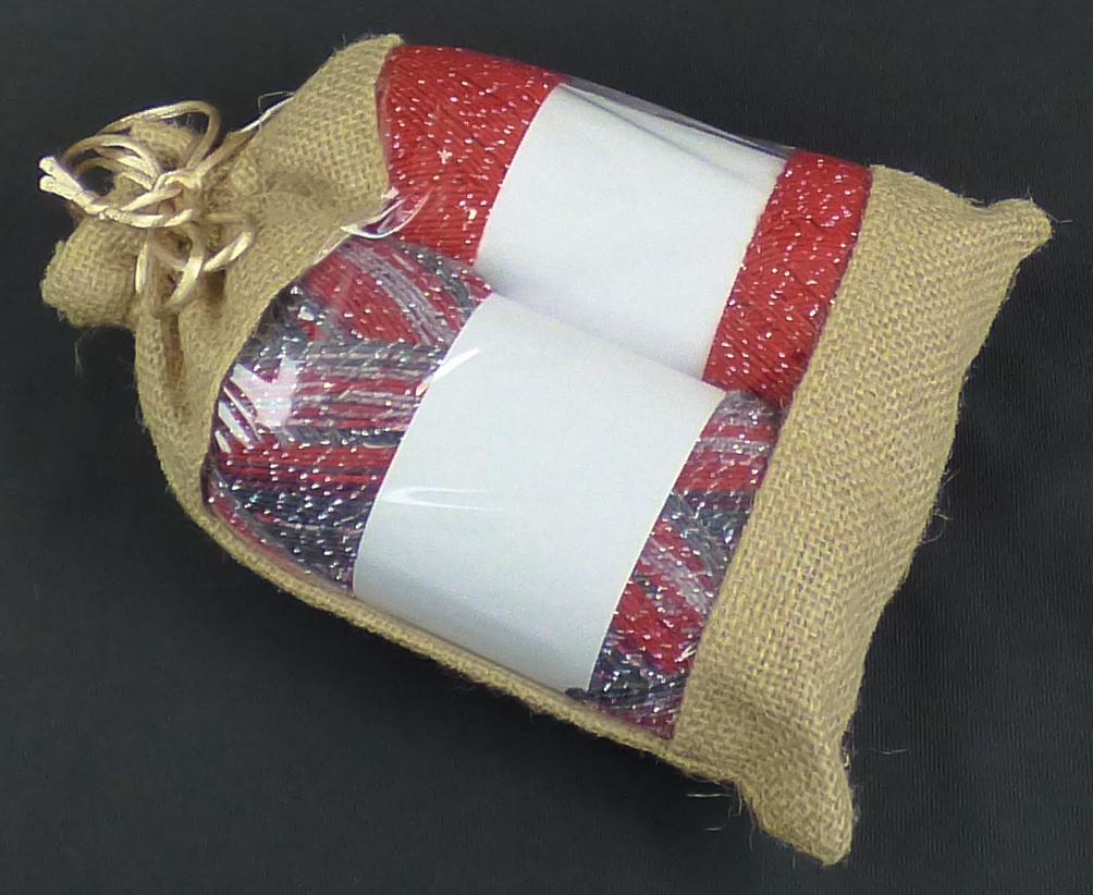 Strickgarne, Foto siehe Anlage,
- zwei Knäuel jeweils mit einer Papierbanderole umwickelt und in einem Beutel [übliche Ver-
  packung im Sinne der AV 5b)] aus augenscheinlich Jute mit einem Sichtfenster aus Kunststoff 
  verpackt und mit einem Hangtag versehen,
- jeweils:
-- als Meterware im Knäuel, laut Antrag mit einer Länge von ca. 420 m und einem Gewicht von 
   100 g,
-- gezwirnt; mit einer S-Drehung als letzter Drehung, 
-- aus einem metallisierten Streifen aus synthetischer Spinnmasse (laut Antrag Polyester; mit einer 
   Breite von weniger als 5 mm) der mit zwei Spinnstoffgarnen aus synthetischen Chemiefasern 
   (laut Antrag Polyacryl und Polybutylenterephtalat) verzwirnt ist; die Antragsangaben von 
   88 GHT Polyacryl, 7 GHT Polybutylenterephtalat und 5 GHT Polyester können als zutreffend 
   angesehen werden,
-- stellt sich insgesamt als metallisiertes Garn dar, somit keine Ware der Position 5511.

"Metallisierte Garne, bestehend aus Garnen aus Spinnstoffen in Verbindung mit Metall über-
 zogenen Streifen der Position 5404"