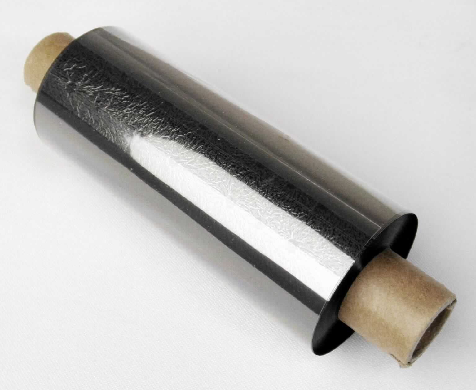 Es handelt sich um ein Farbband in Form einer Thermotransferfolie, im Wesentlichen bestehend aus einer Hülse aus Pappe auf der eine Kunststofffolie, die einseitig mit auf Harz bzw. Wachs basierenden schwarzen Farbpigmenten beschichtet ist, angebracht ist. Das konfektionierte Farbband (Breite ca. 80 cm, Länge der Rolle ca. 74 m) ist maschinenspezifisch einsatzbereit und wird direkt zum Bedrucken von Haftetiketten mittels Thermotransferverfahren verwendet.

Die Ware ist als "schreibmaschinenähnliches Band, für Abdrucke präpariert auf einer Spule, Farbband aus Kunststoff, kein Farbband mit unterschiedlichen Farbsegmenten" einzureihen.